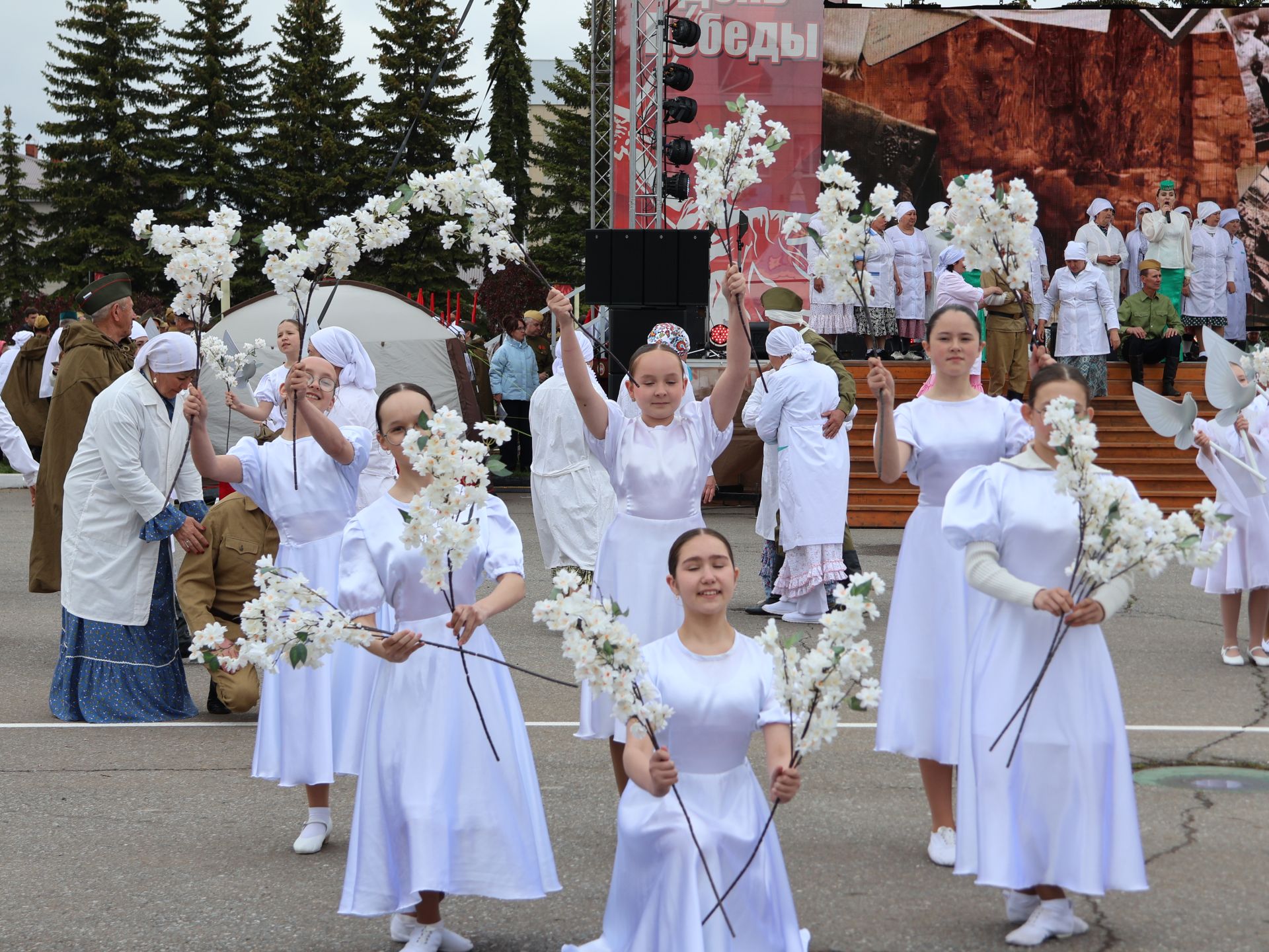 Җиңү килде җирне нурга күмеп, Шатлык белән күзне чылатып!