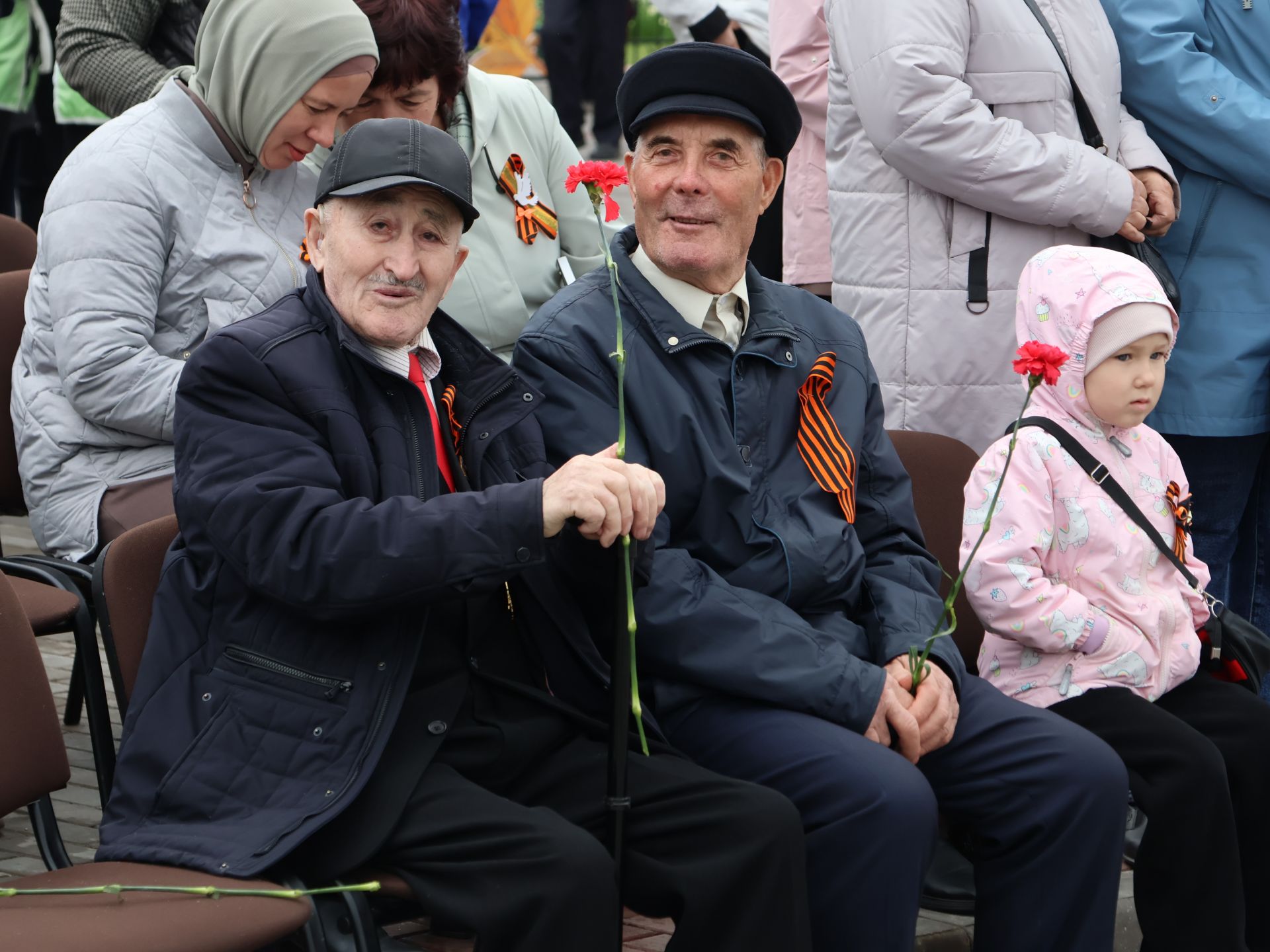 Җиңү килде җирне нурга күмеп, Шатлык белән күзне чылатып!