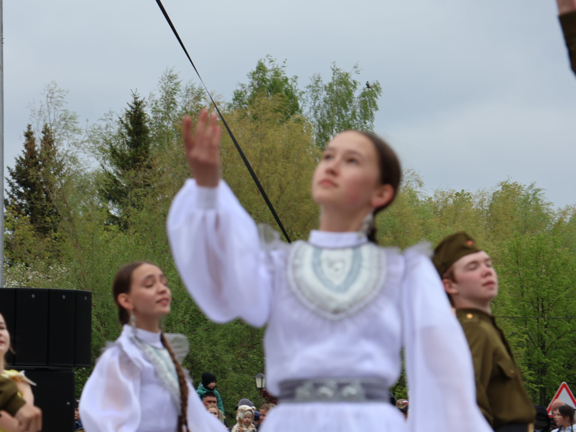 Җиңү килде җирне нурга күмеп, Шатлык белән күзне чылатып!