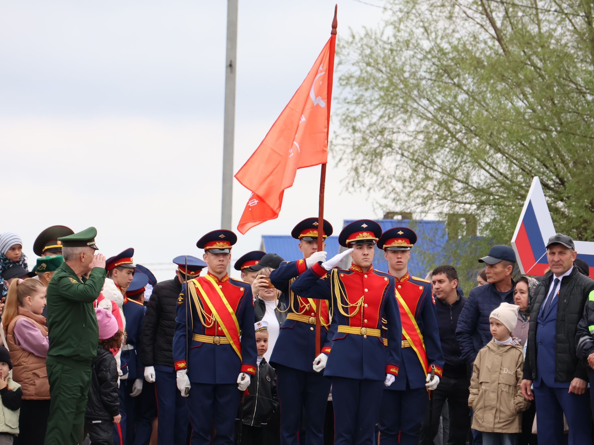 Җиңү килде җирне нурга күмеп, Шатлык белән күзне чылатып!