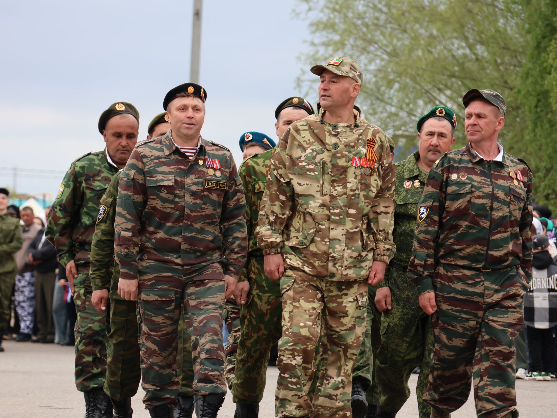 Җиңү килде җирне нурга күмеп, Шатлык белән күзне чылатып!