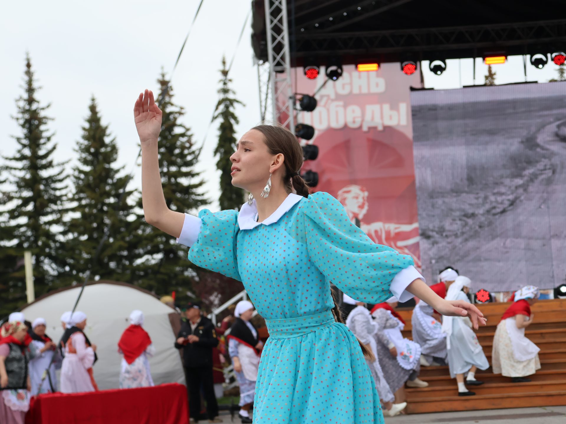 Җиңү килде җирне нурга күмеп, Шатлык белән күзне чылатып!