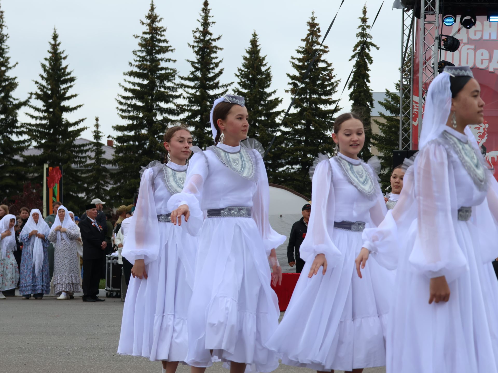 Җиңү килде җирне нурга күмеп, Шатлык белән күзне чылатып!