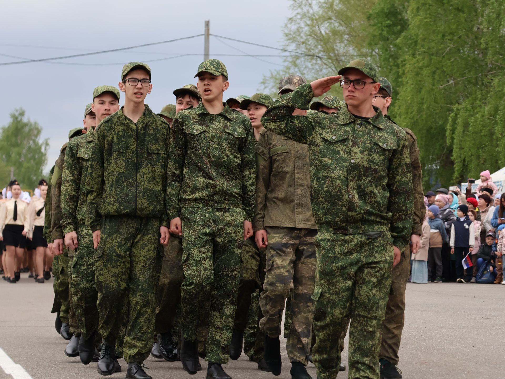 Җиңү килде җирне нурга күмеп, Шатлык белән күзне чылатып!