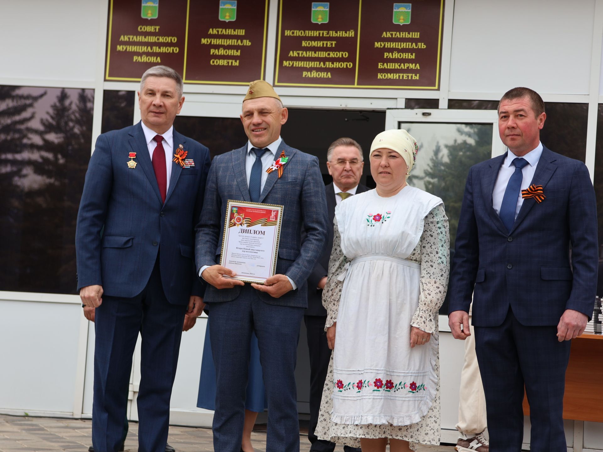 Җиңү килде җирне нурга күмеп, Шатлык белән күзне чылатып!