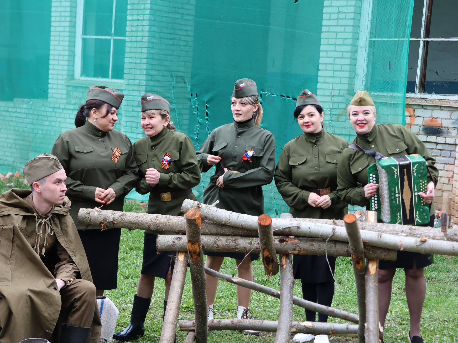 Җиңү килде җирне нурга күмеп, Шатлык белән күзне чылатып!