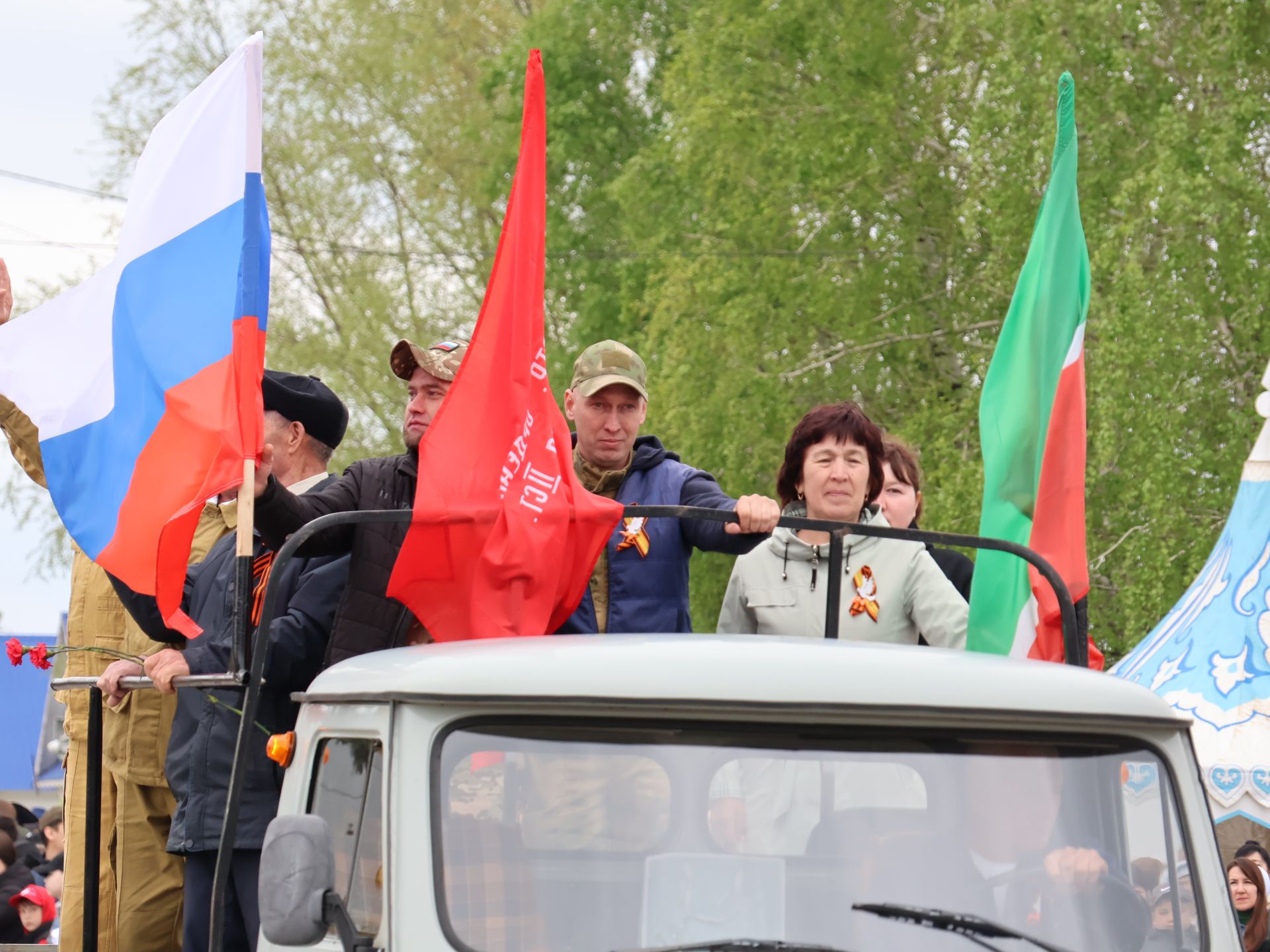 Җиңү килде җирне нурга күмеп, Шатлык белән күзне чылатып!