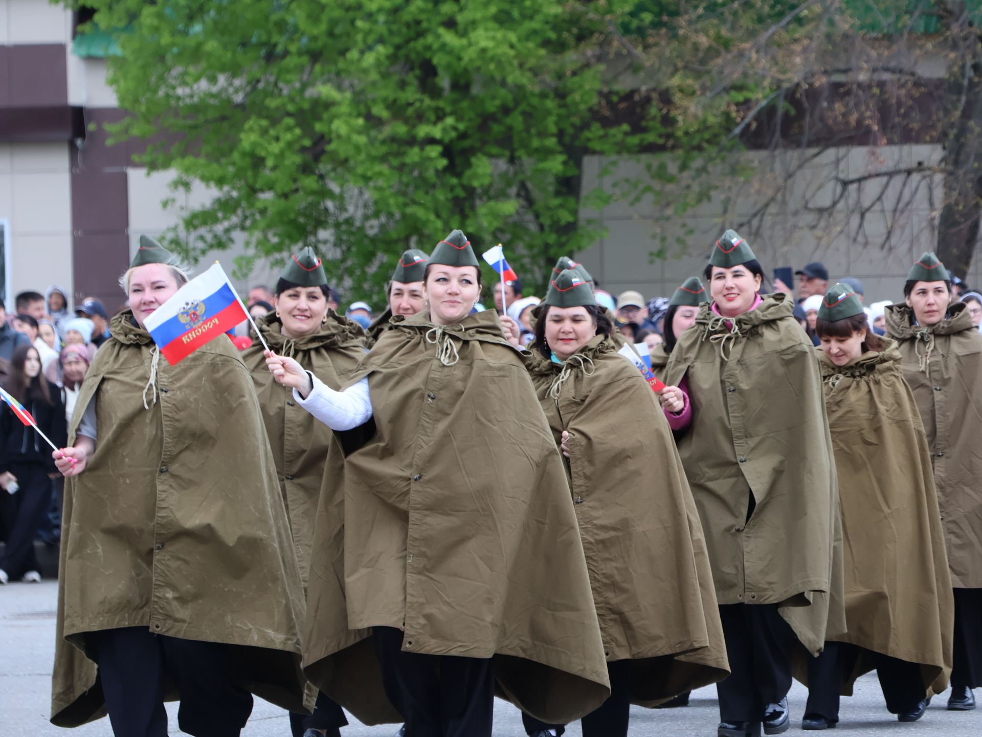 Җиңү килде җирне нурга күмеп, Шатлык белән күзне чылатып!