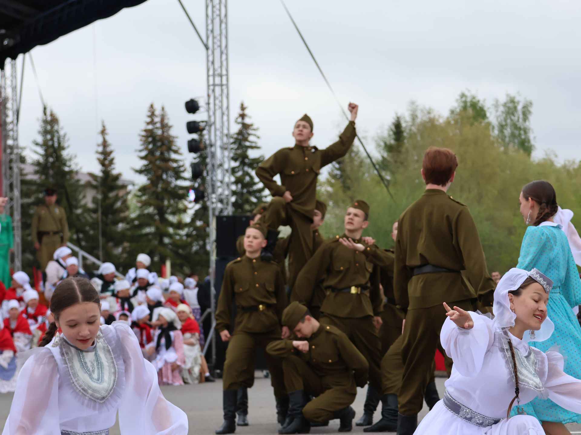 Җиңү килде җирне нурга күмеп, Шатлык белән күзне чылатып!