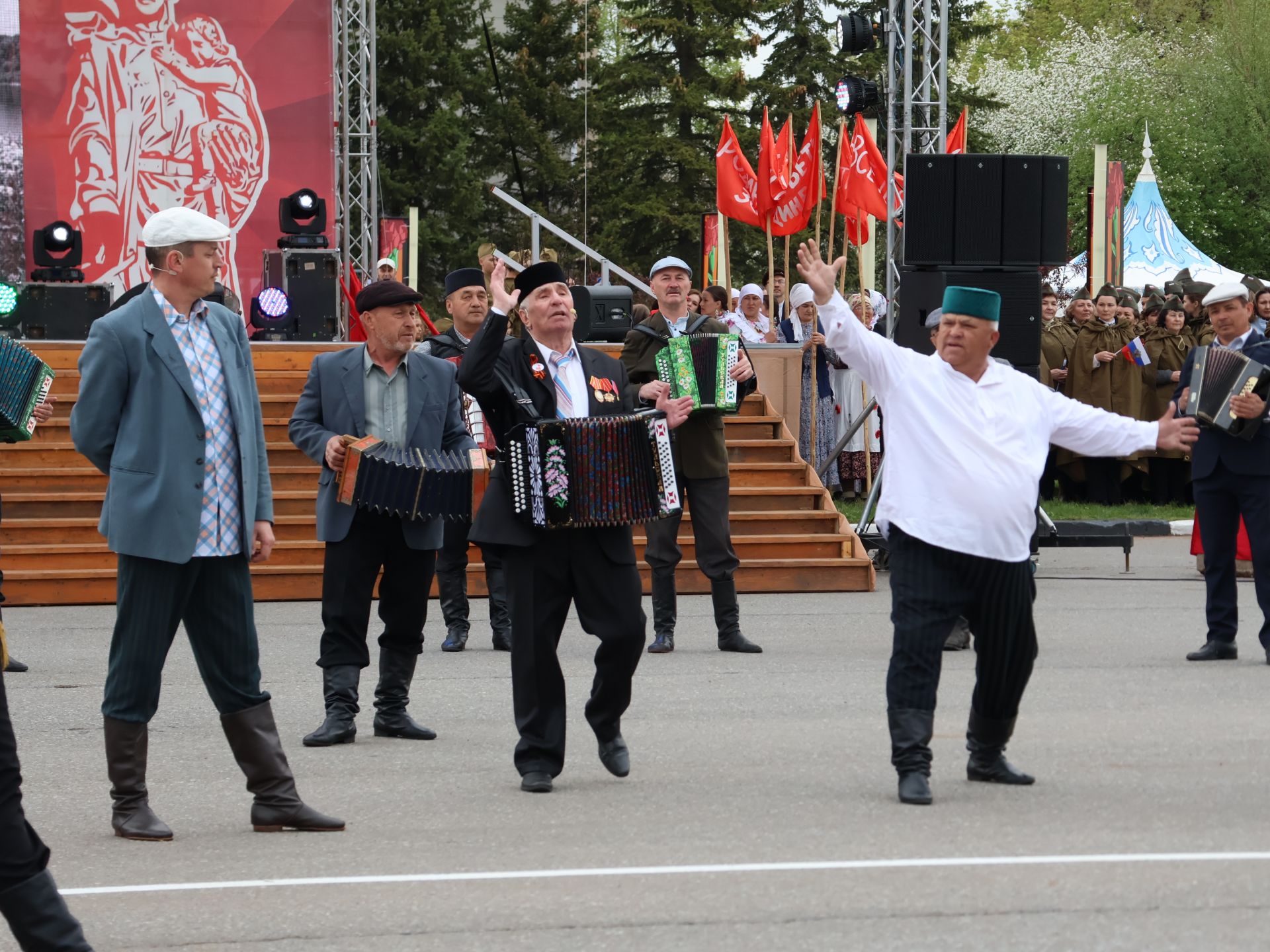 Җиңү килде җирне нурга күмеп, Шатлык белән күзне чылатып!