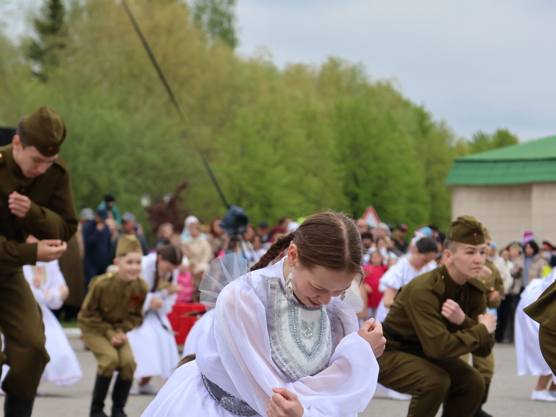 Җиңү килде җирне нурга күмеп, Шатлык белән күзне чылатып!