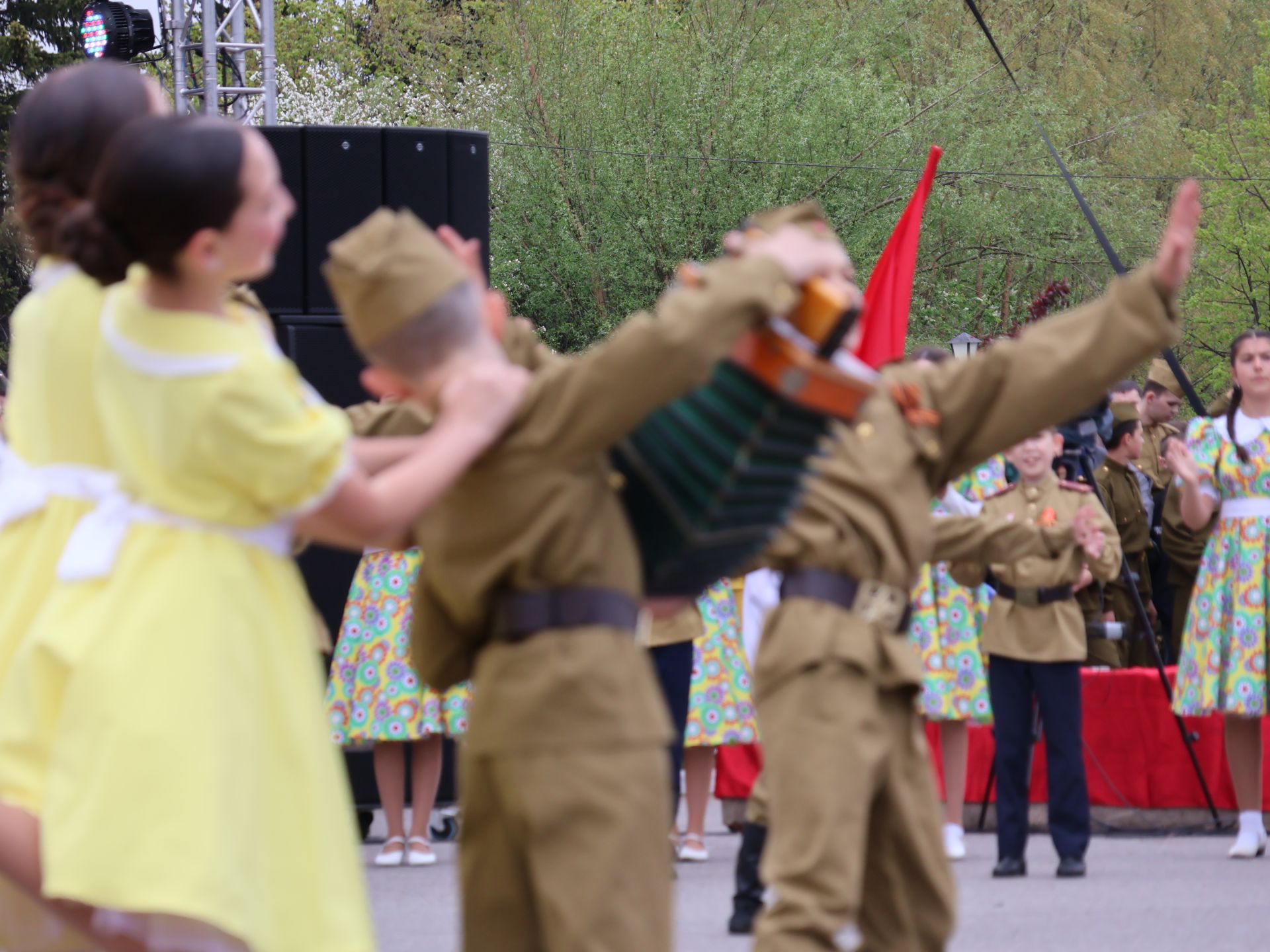 Җиңү килде җирне нурга күмеп, Шатлык белән күзне чылатып!
