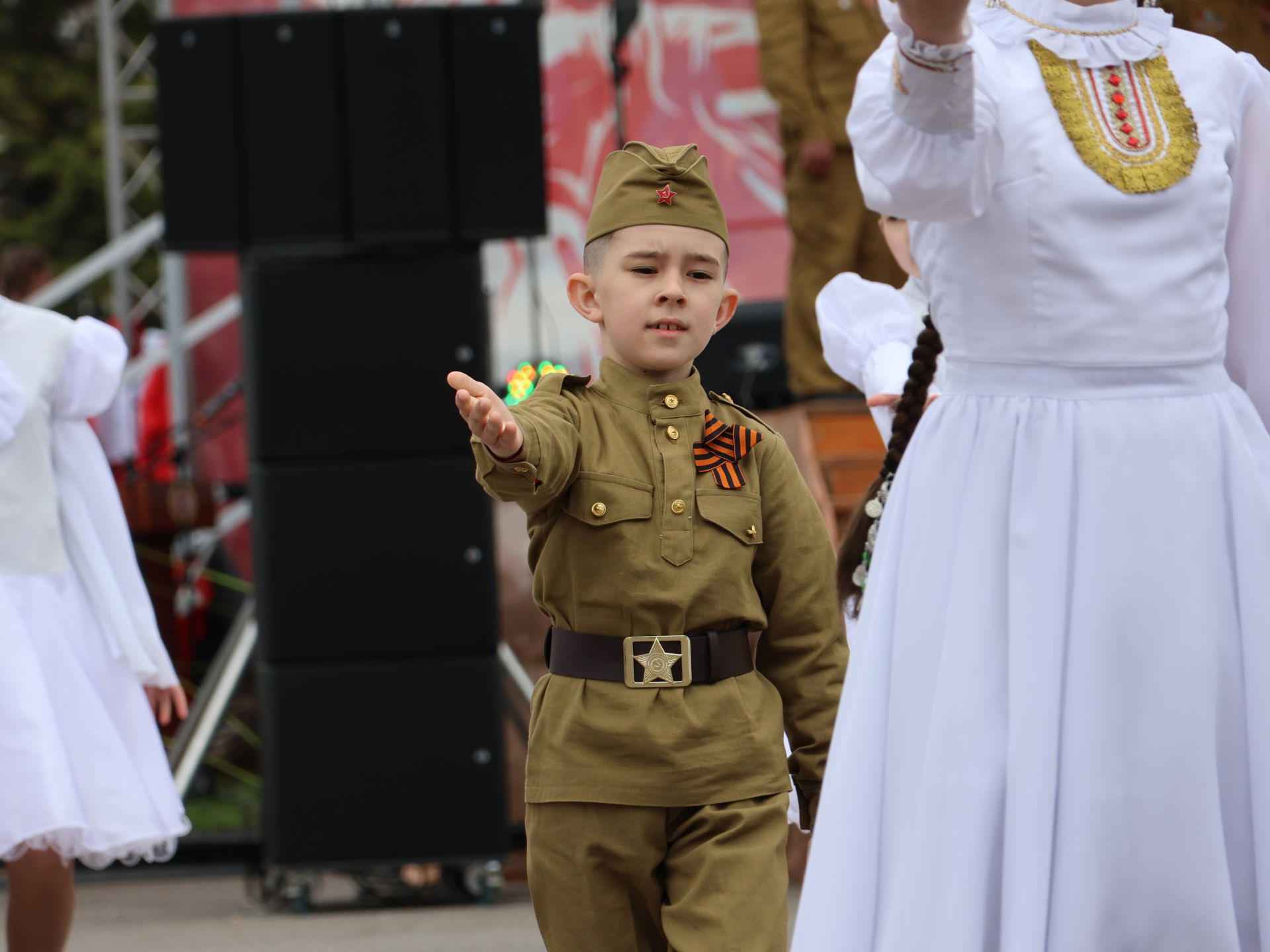 Җиңү килде җирне нурга күмеп, Шатлык белән күзне чылатып!