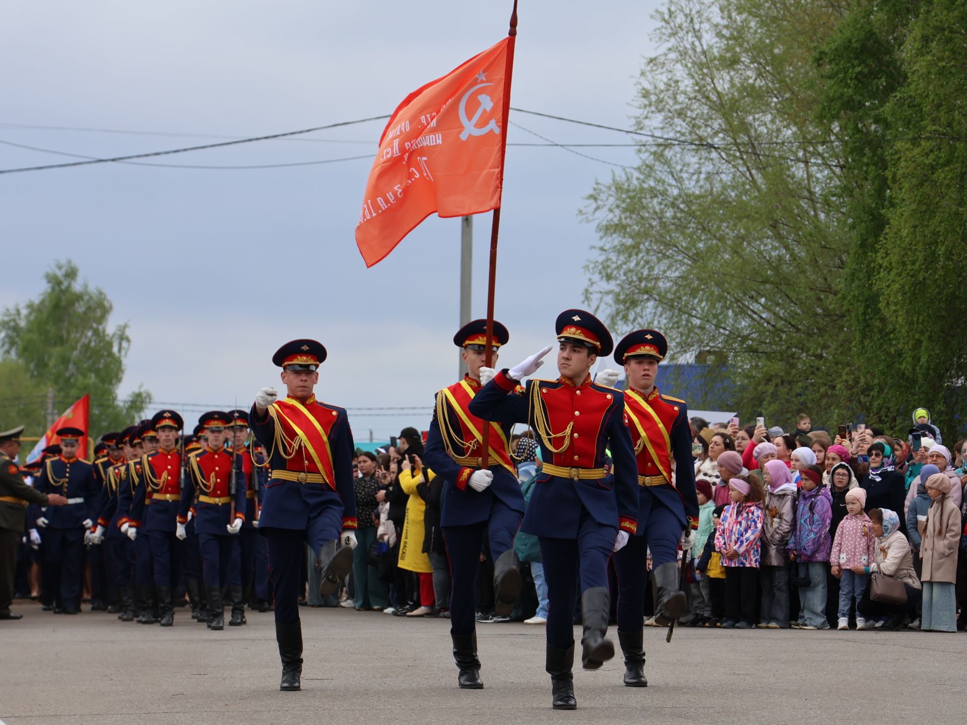 Җиңү килде җирне нурга күмеп, Шатлык белән күзне чылатып!