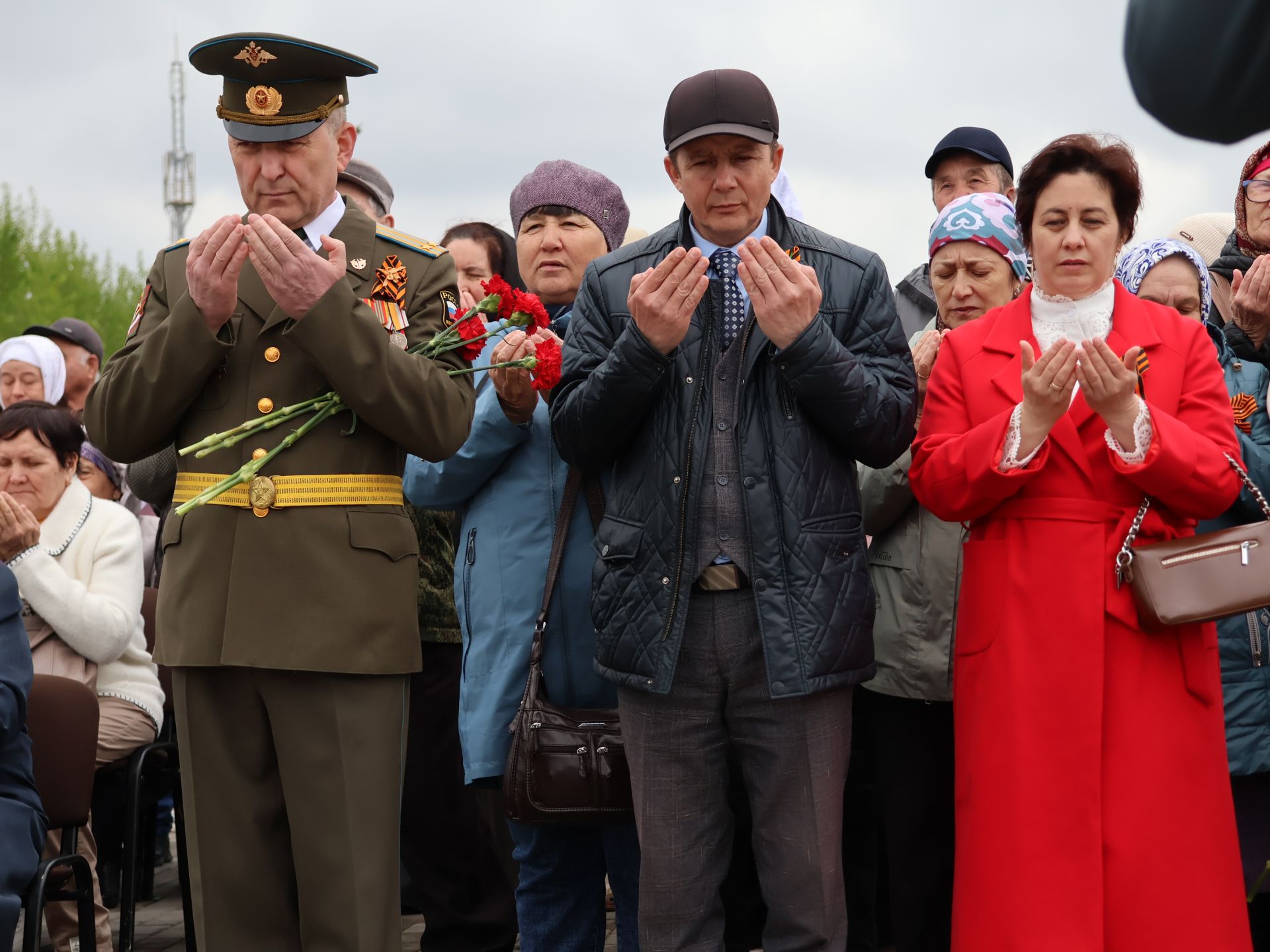 Җиңү килде җирне нурга күмеп, Шатлык белән күзне чылатып!