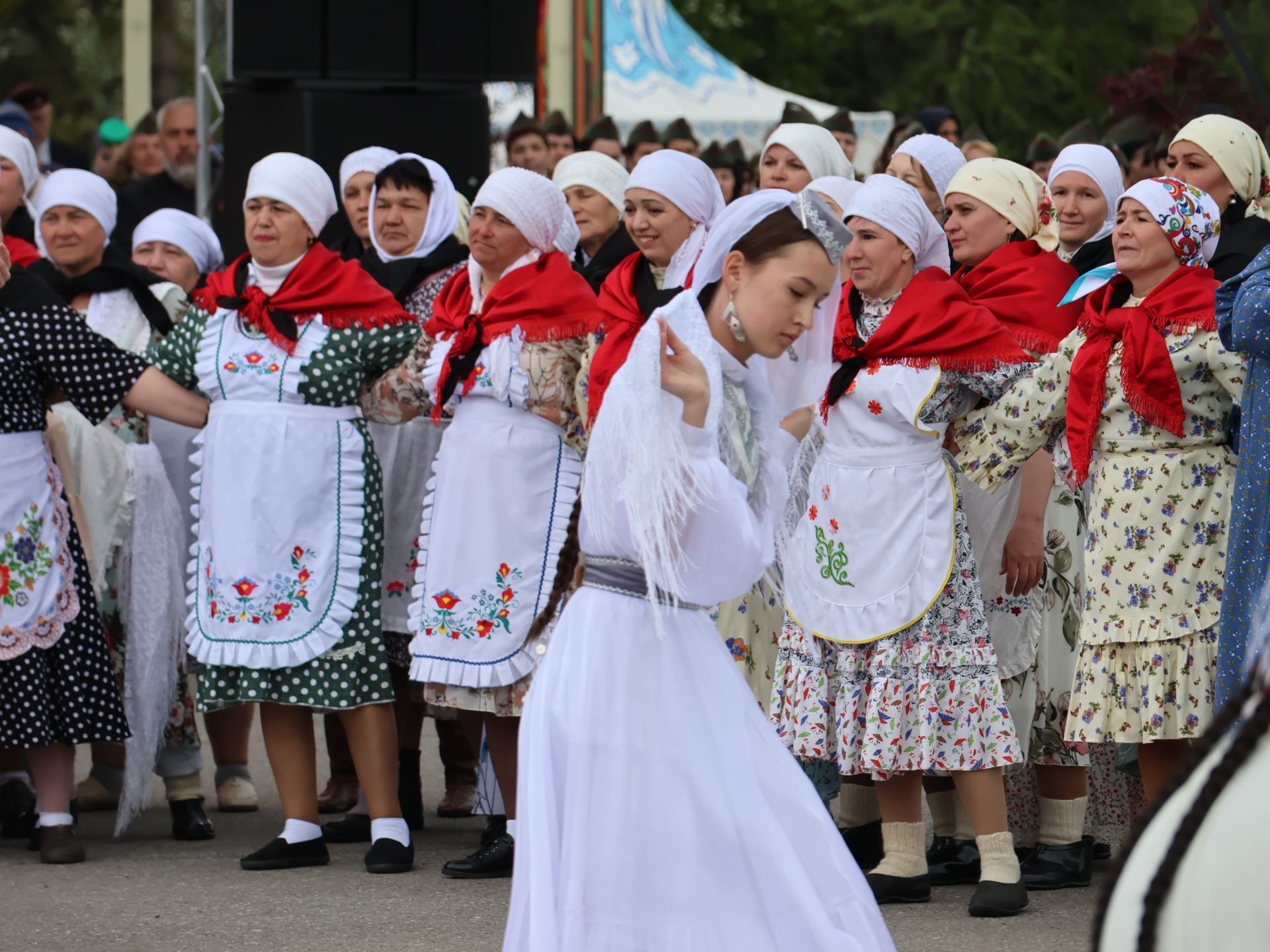 Җиңү килде җирне нурга күмеп, Шатлык белән күзне чылатып!