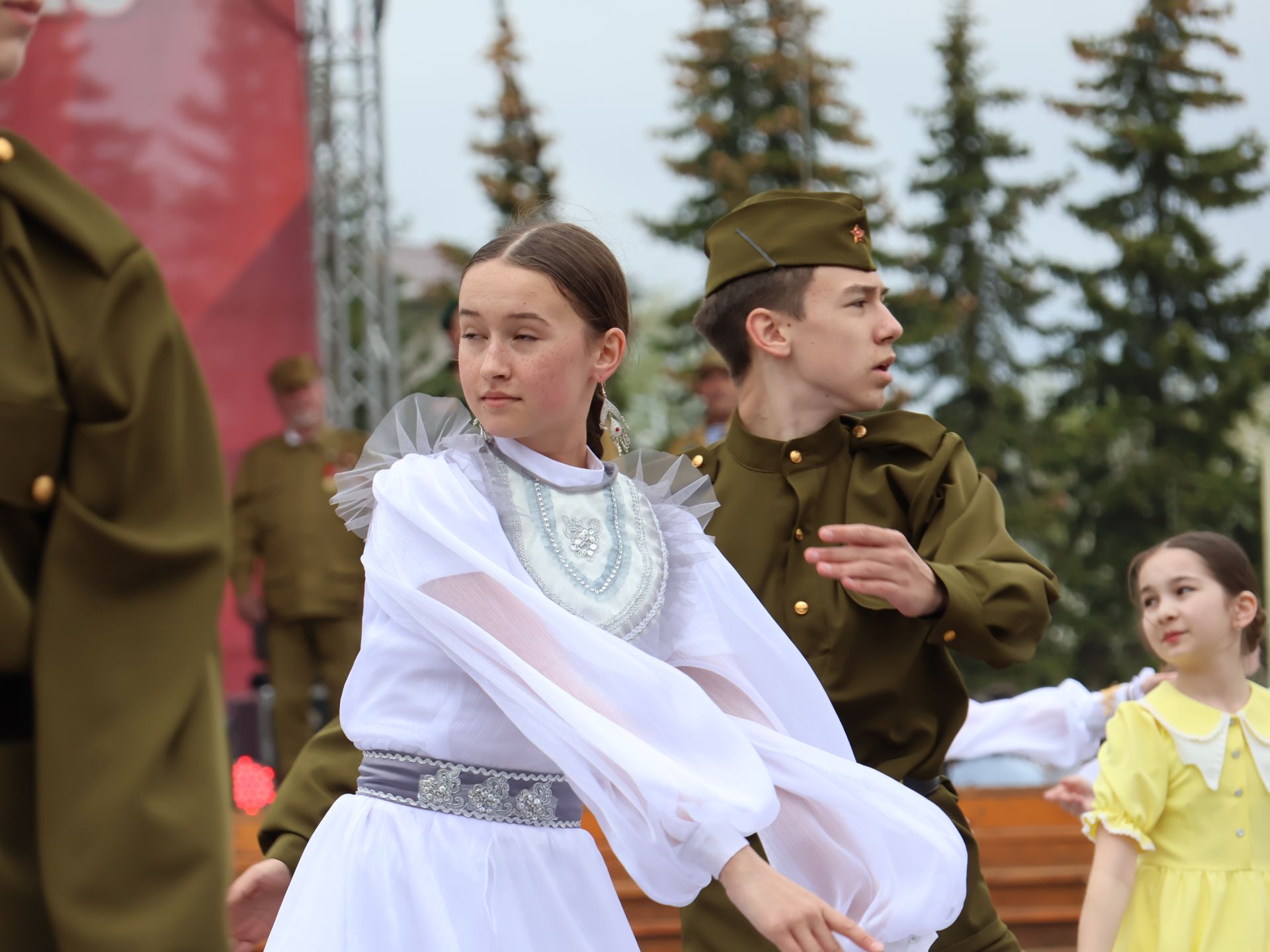 Җиңү килде җирне нурга күмеп, Шатлык белән күзне чылатып!