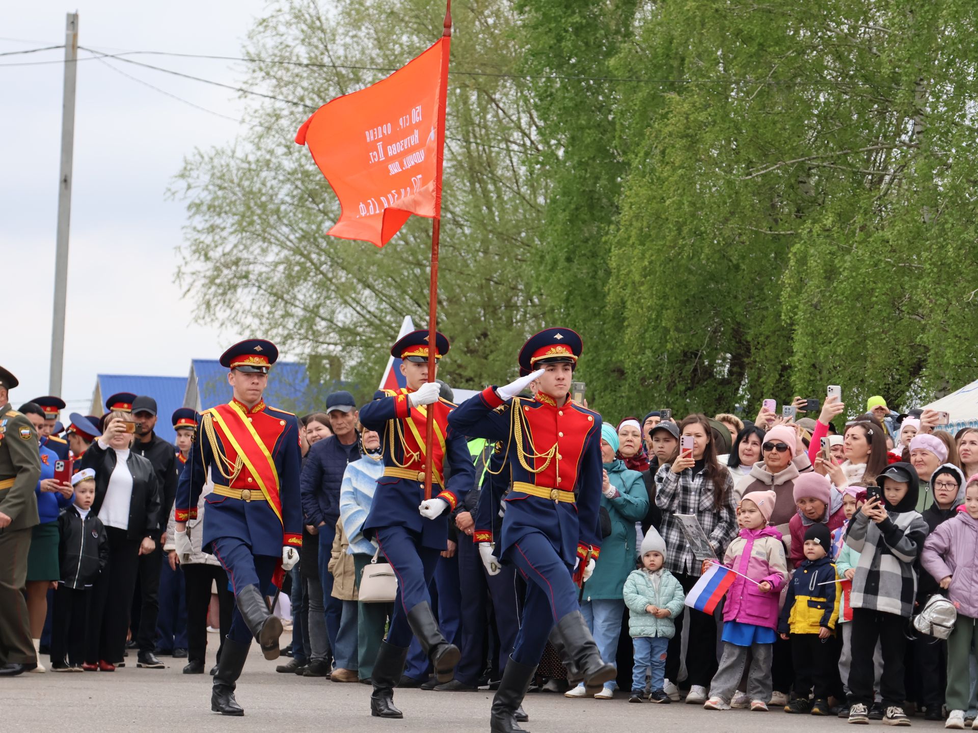 Җиңү килде җирне нурга күмеп, Шатлык белән күзне чылатып!