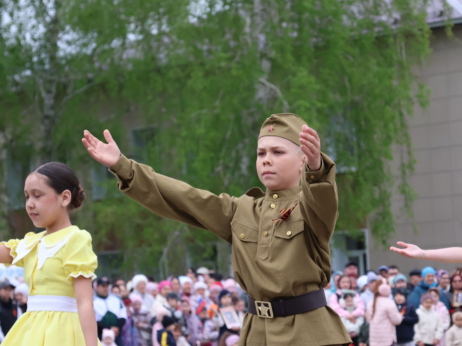 Җиңү килде җирне нурга күмеп, Шатлык белән күзне чылатып!