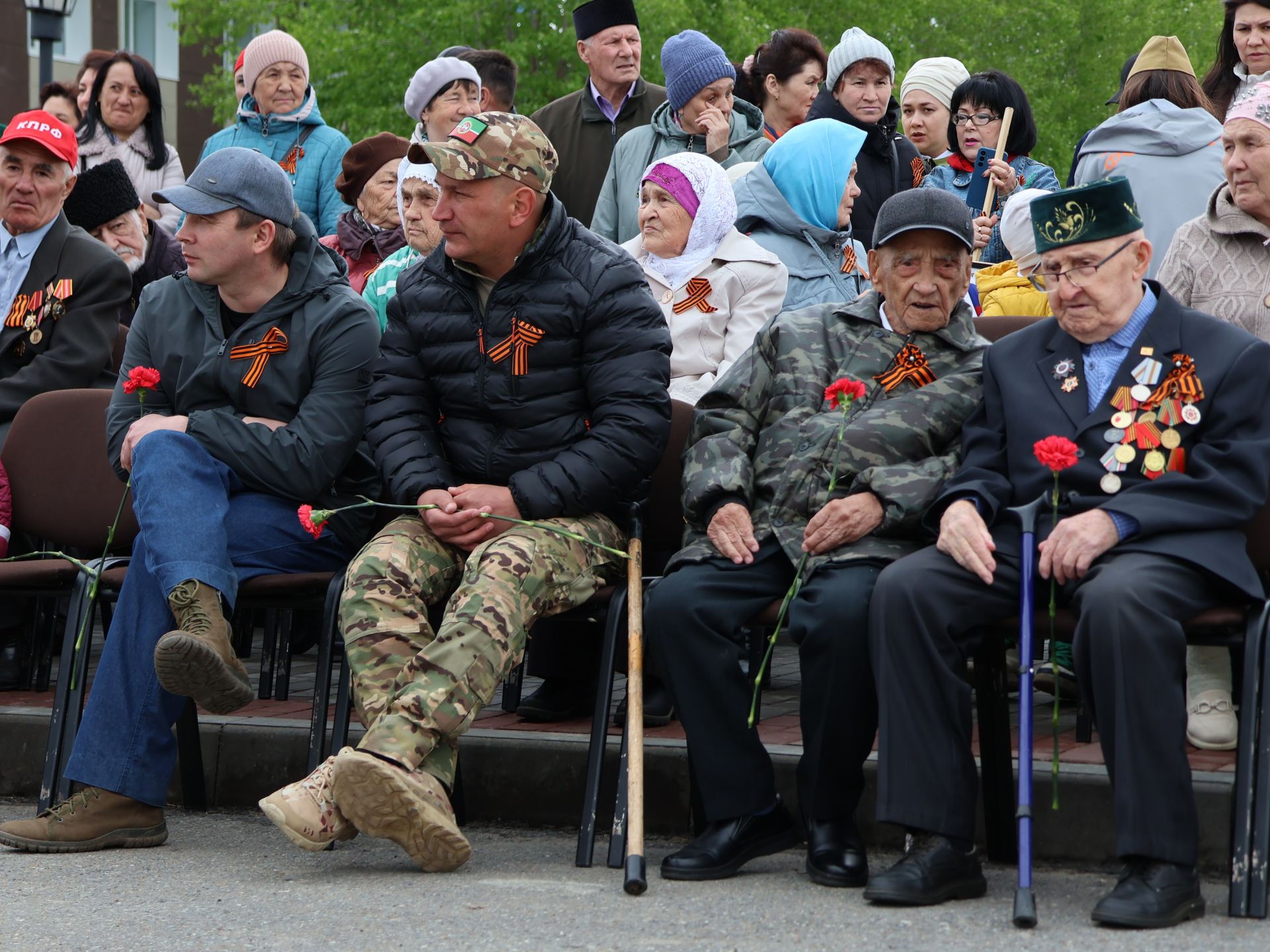 Җиңү килде җирне нурга күмеп, Шатлык белән күзне чылатып!