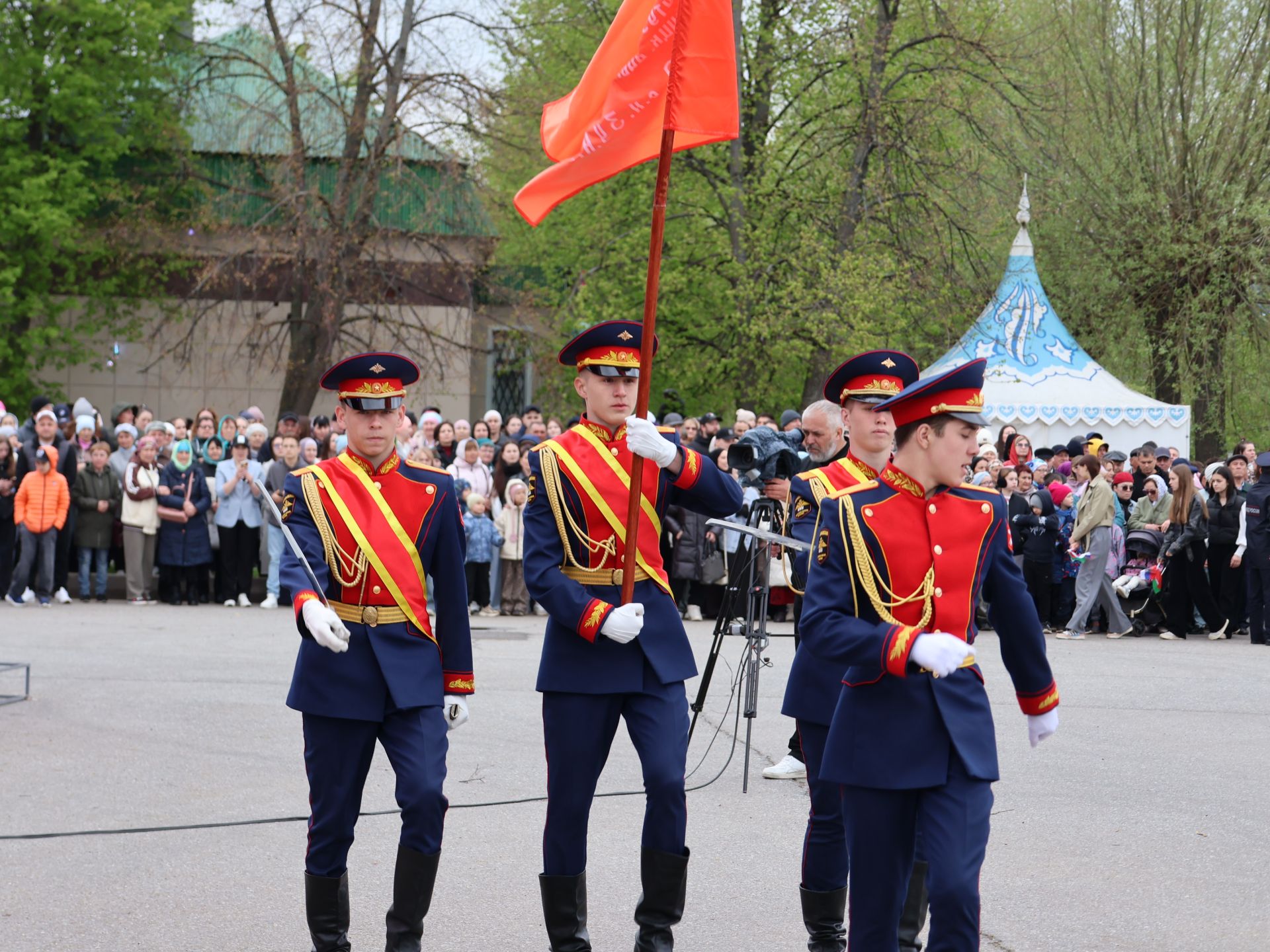 Җиңү килде җирне нурга күмеп, Шатлык белән күзне чылатып!