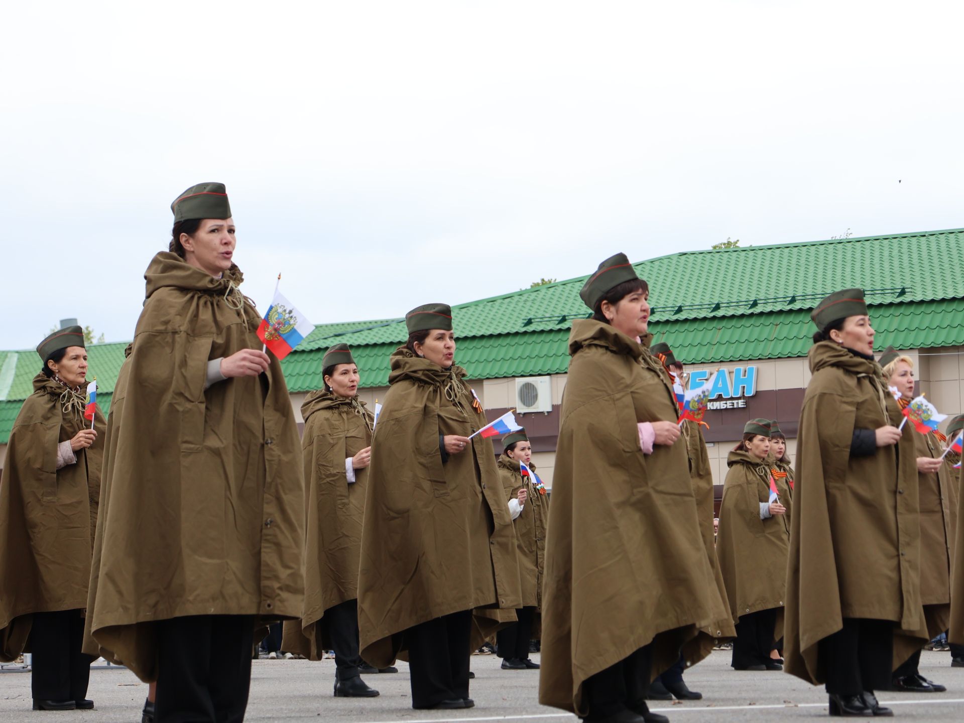 Җиңү килде җирне нурга күмеп, Шатлык белән күзне чылатып!