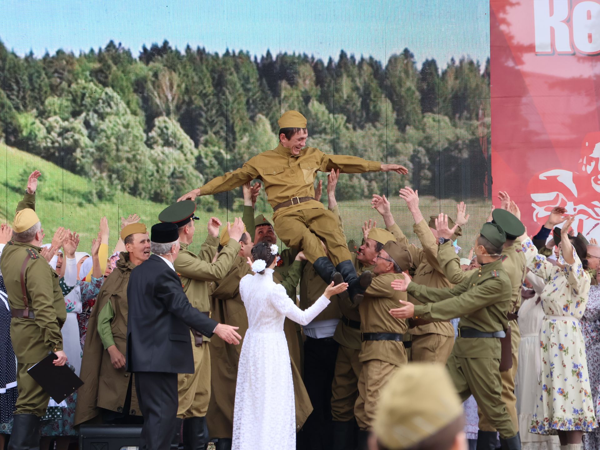 Җиңү килде җирне нурга күмеп, Шатлык белән күзне чылатып!
