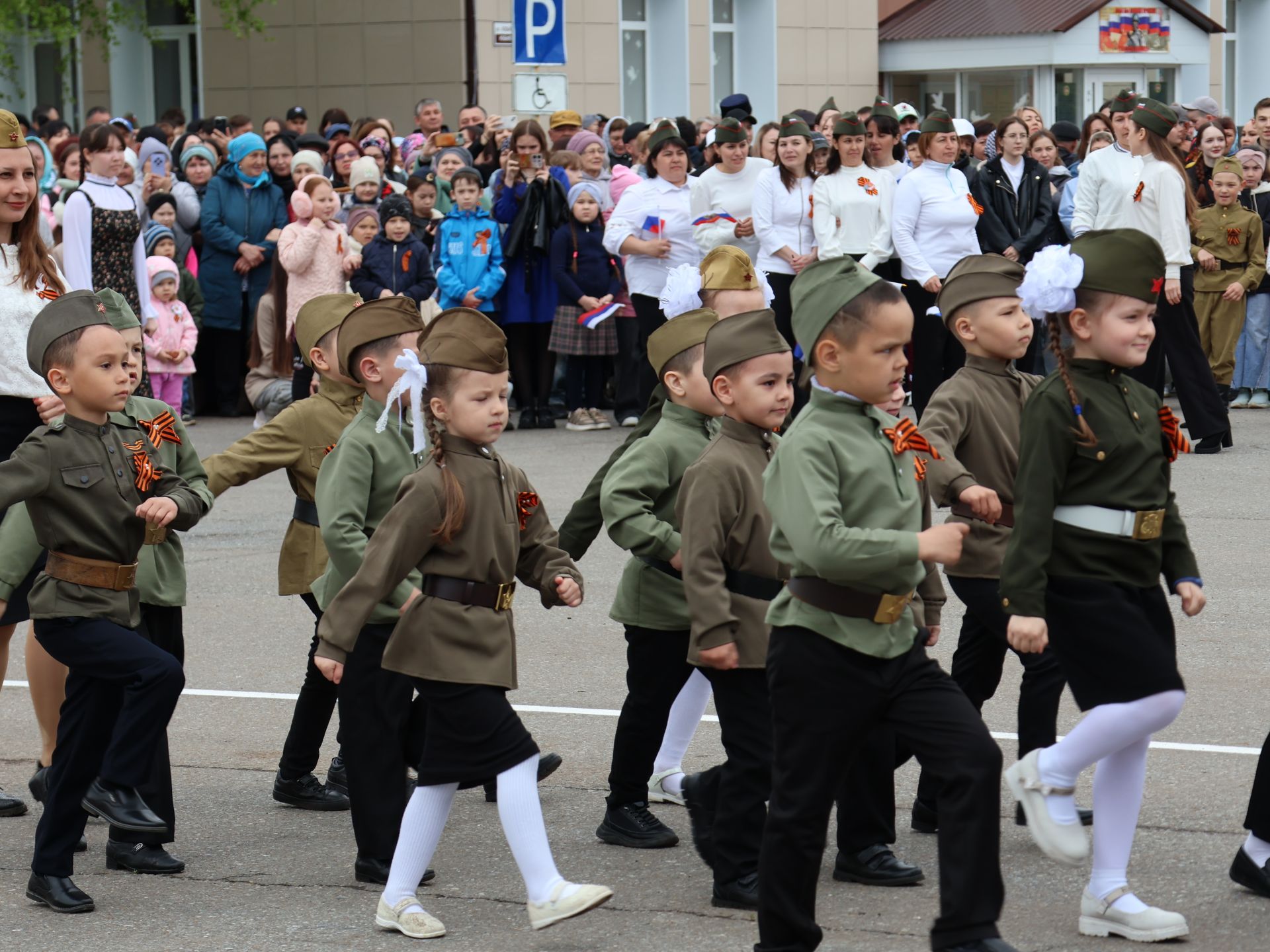 Җиңү килде җирне нурга күмеп, Шатлык белән күзне чылатып!