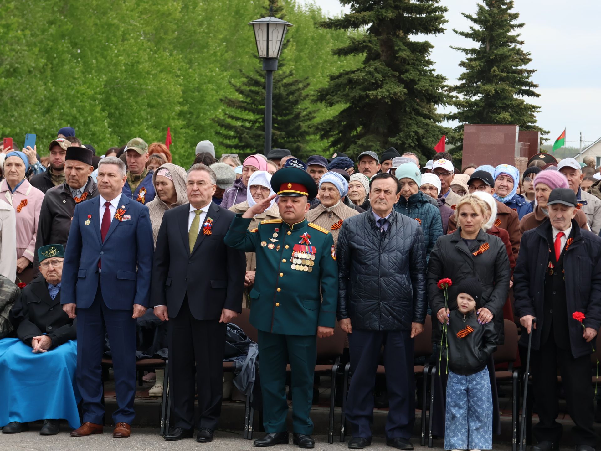 Җиңү килде җирне нурга күмеп, Шатлык белән күзне чылатып!