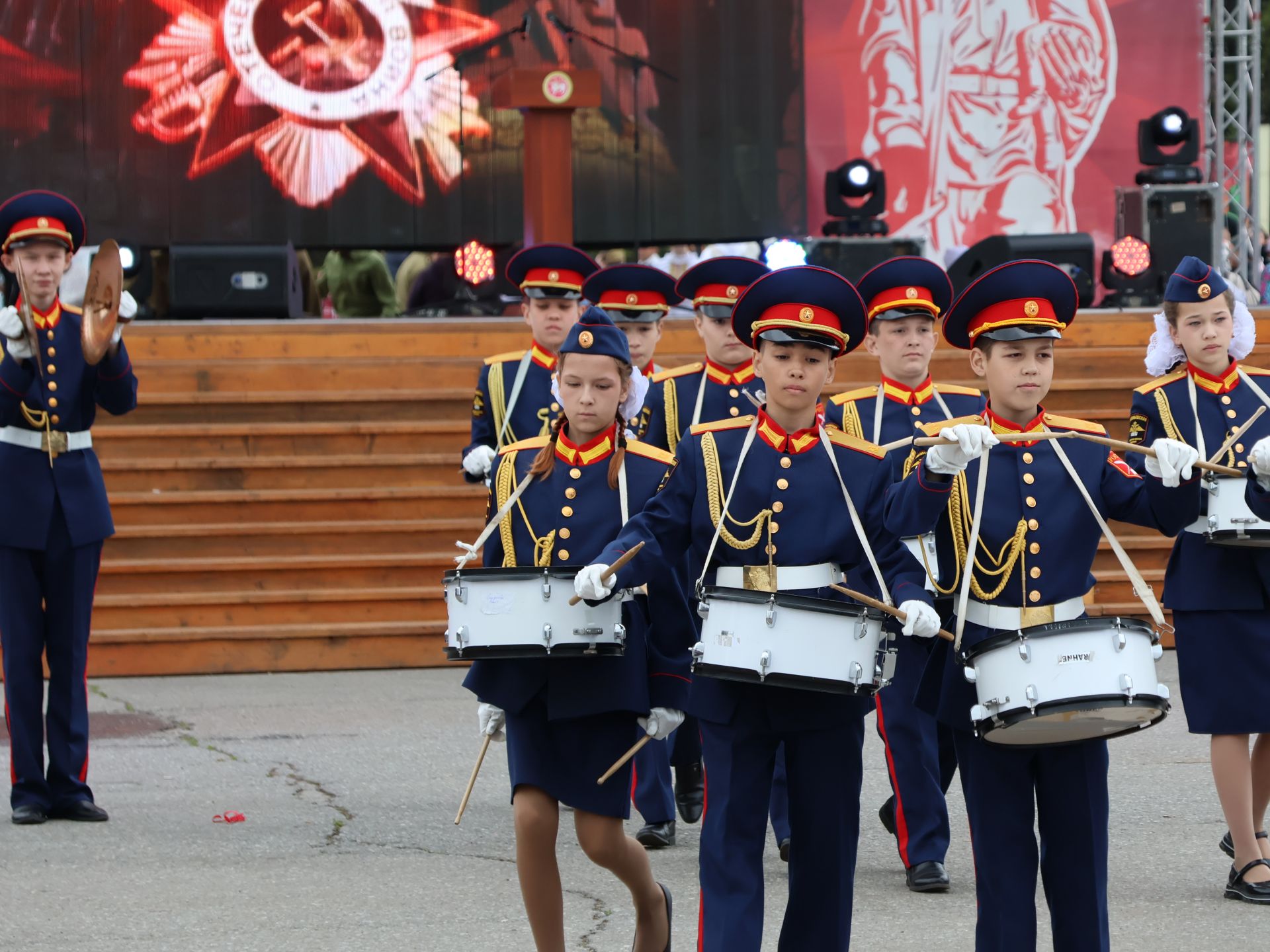 Җиңү килде җирне нурга күмеп, Шатлык белән күзне чылатып!