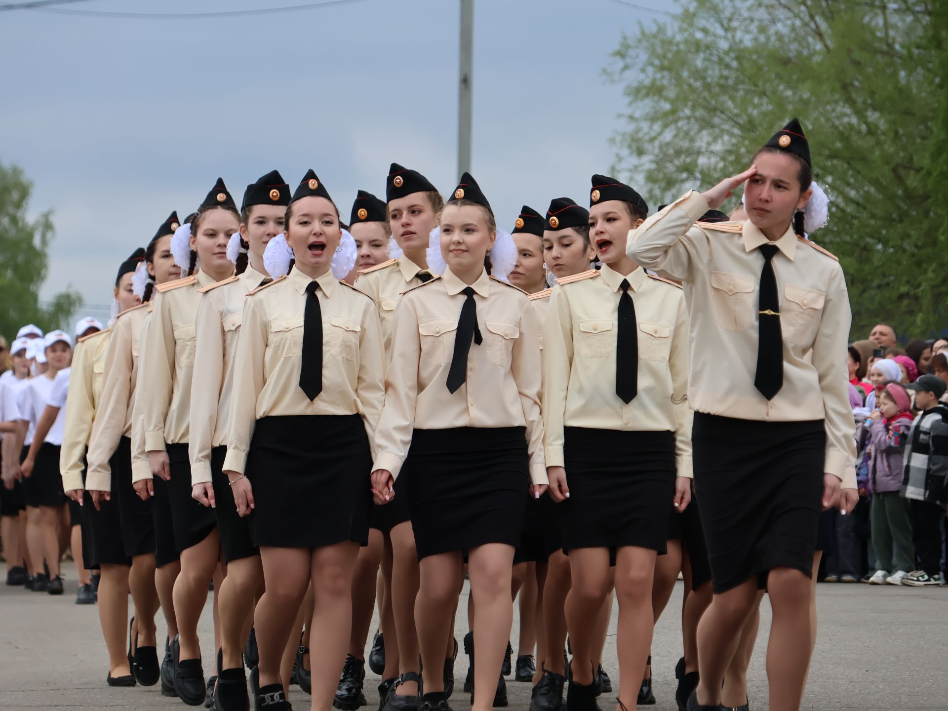 Җиңү килде җирне нурга күмеп, Шатлык белән күзне чылатып!