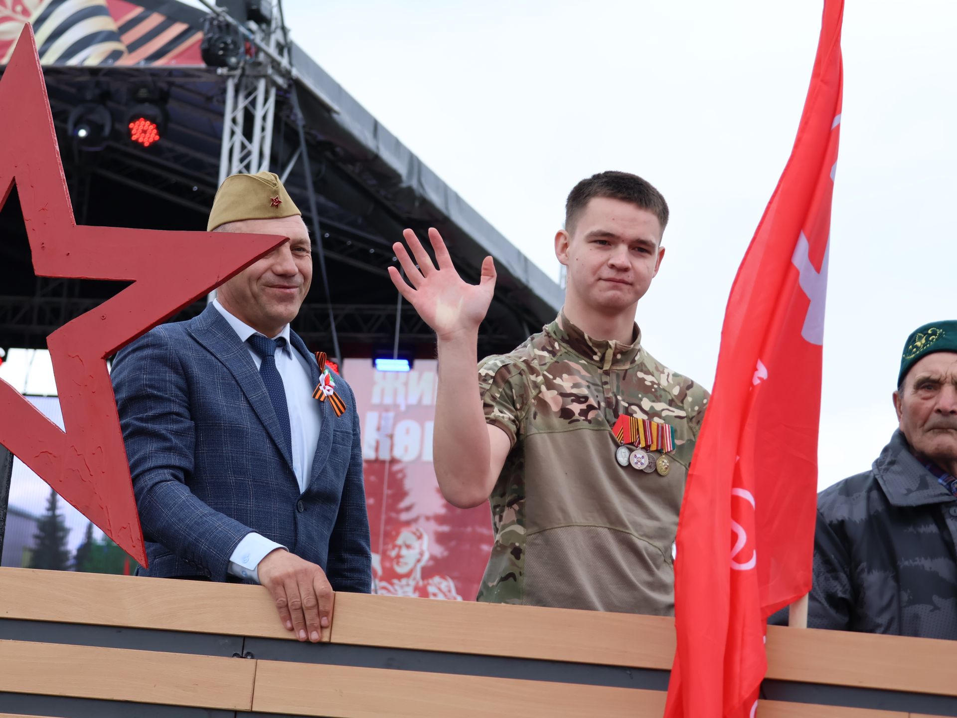 Җиңү килде җирне нурга күмеп, Шатлык белән күзне чылатып!
