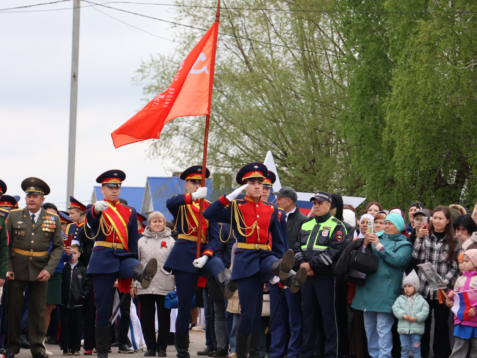Җиңү килде җирне нурга күмеп, Шатлык белән күзне чылатып!