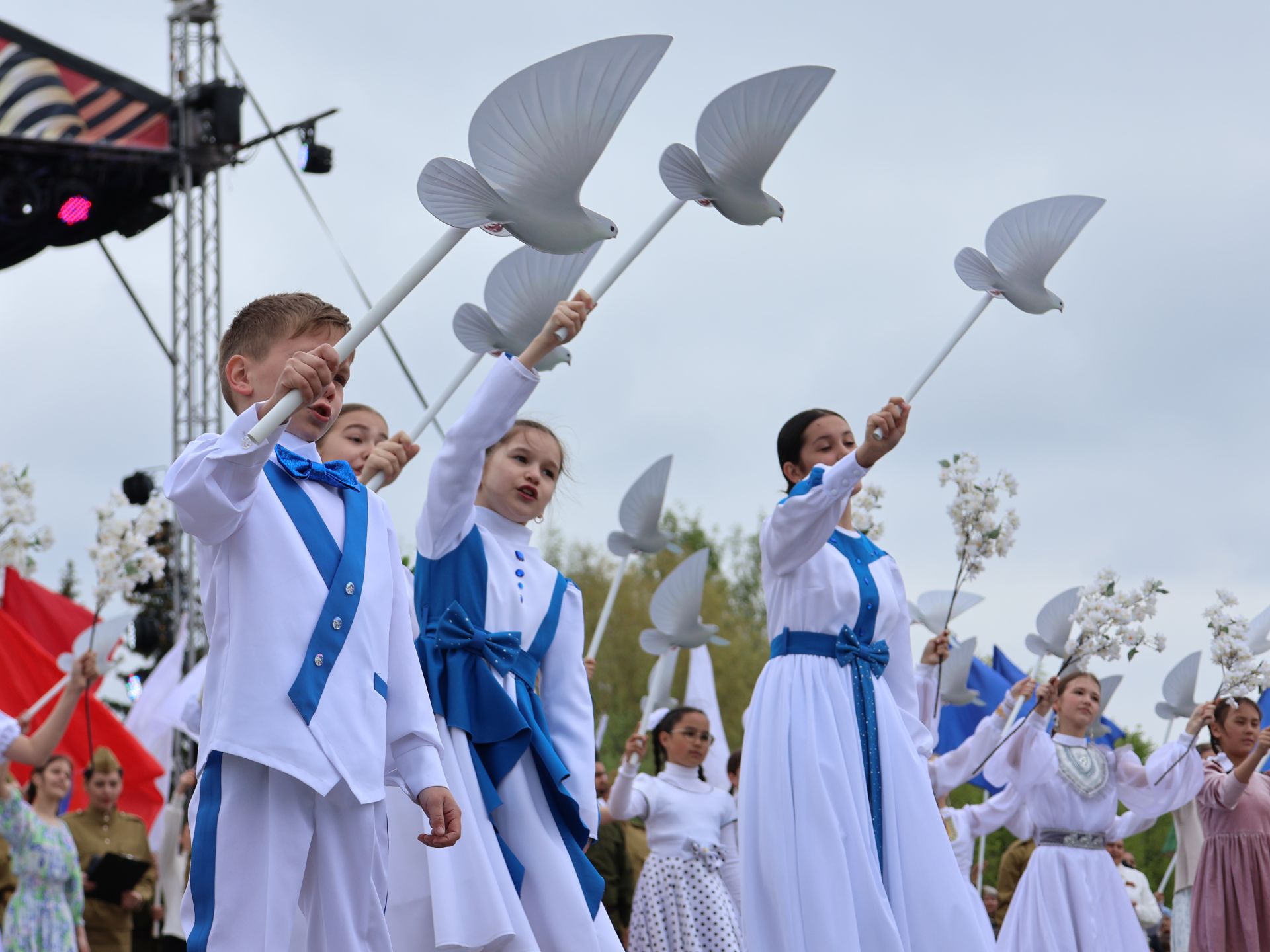 Җиңү килде җирне нурга күмеп, Шатлык белән күзне чылатып!