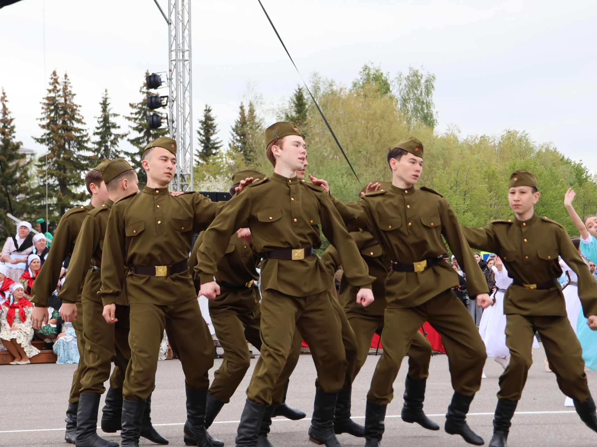 Җиңү килде җирне нурга күмеп, Шатлык белән күзне чылатып!