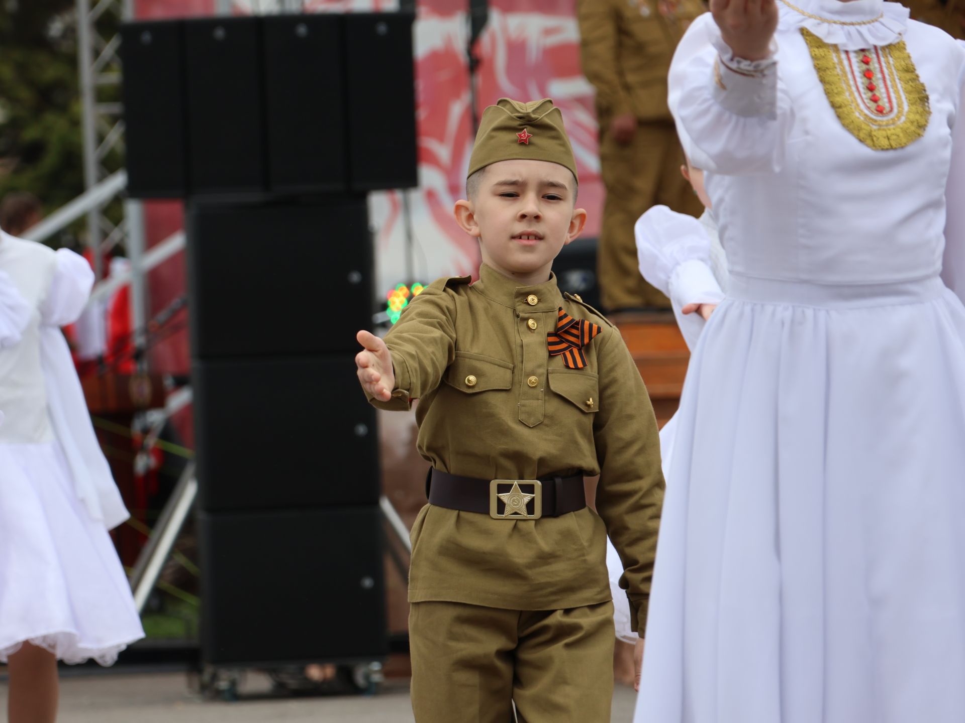 Җиңү килде җирне нурга күмеп, Шатлык белән күзне чылатып!