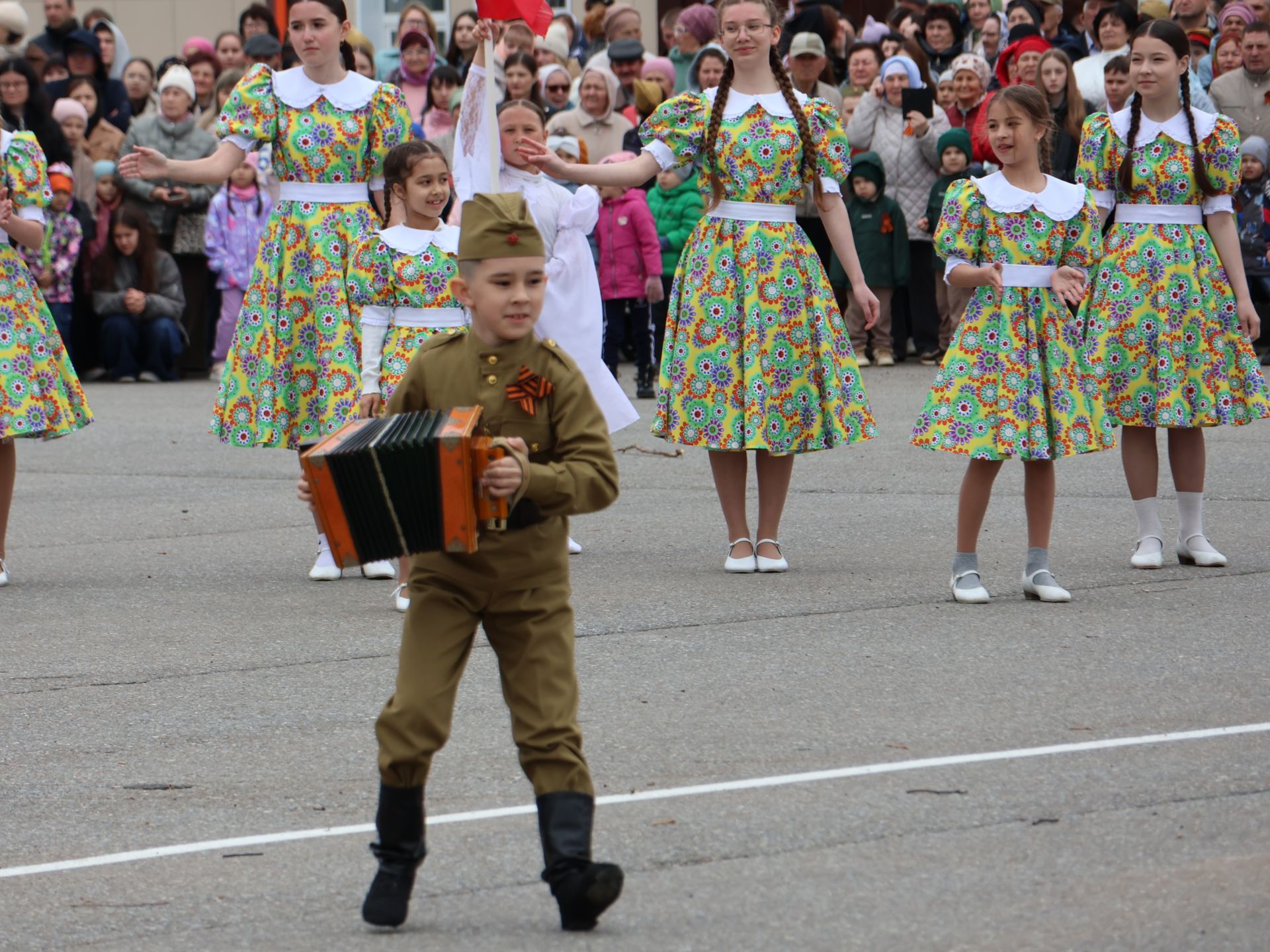 Җиңү килде җирне нурга күмеп, Шатлык белән күзне чылатып!