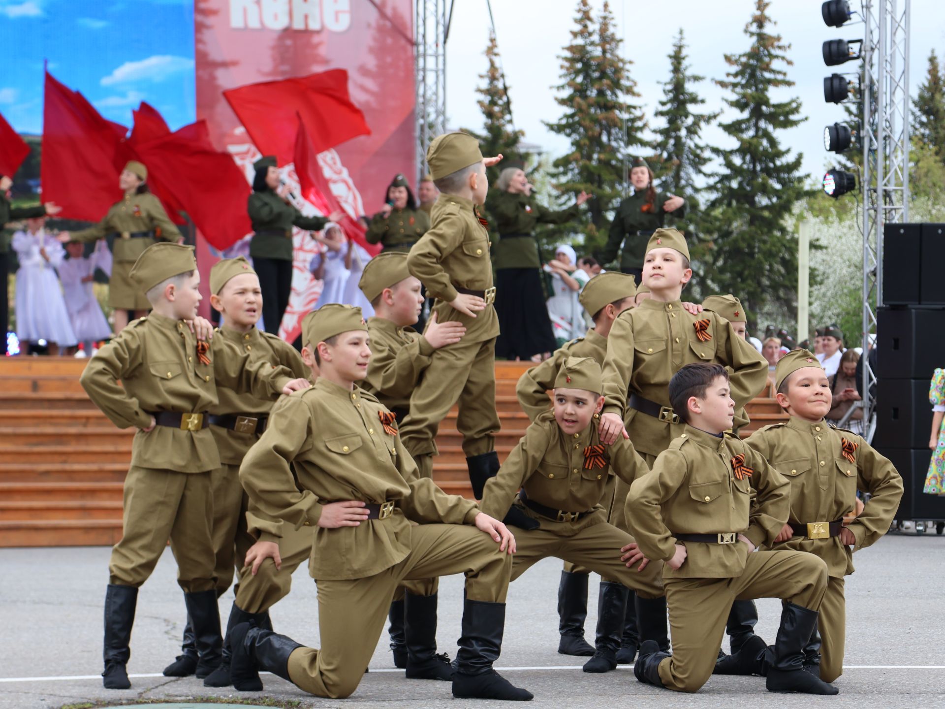 Җиңү килде җирне нурга күмеп, Шатлык белән күзне чылатып!