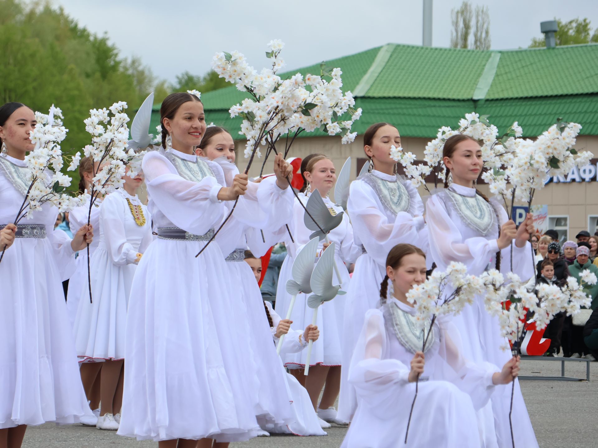 Җиңү килде җирне нурга күмеп, Шатлык белән күзне чылатып!