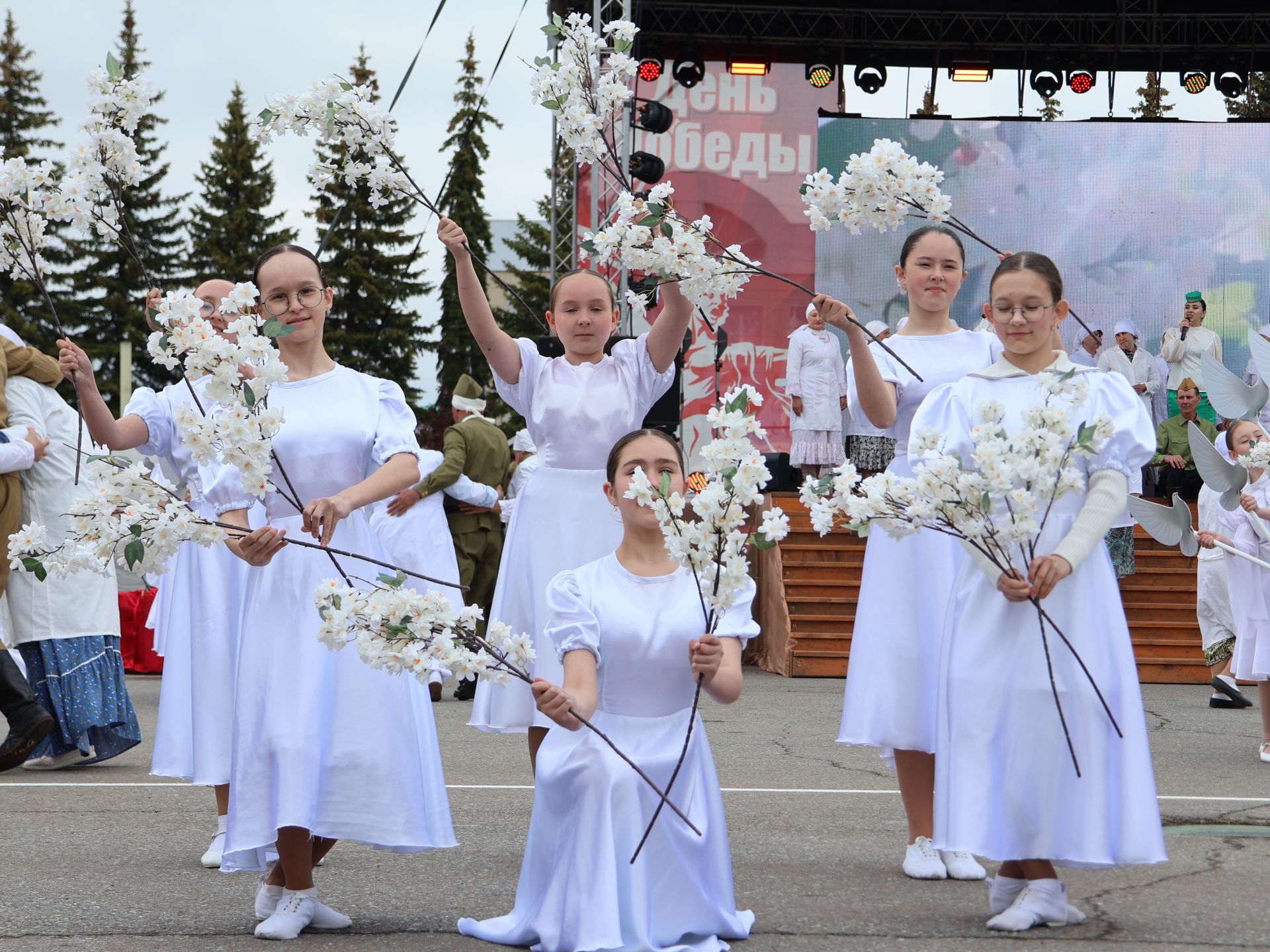 Җиңү килде җирне нурга күмеп, Шатлык белән күзне чылатып!