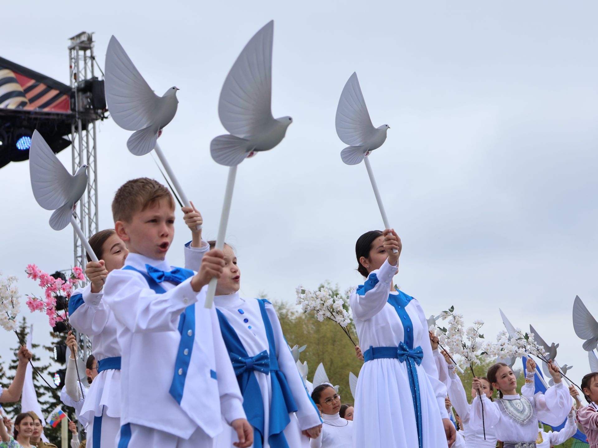 Җиңү килде җирне нурга күмеп, Шатлык белән күзне чылатып!