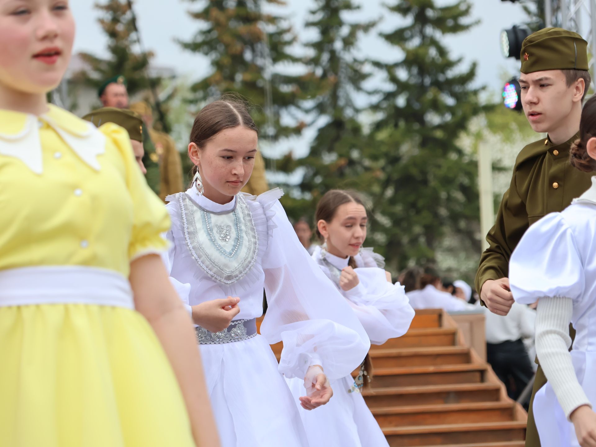 Җиңү килде җирне нурга күмеп, Шатлык белән күзне чылатып!
