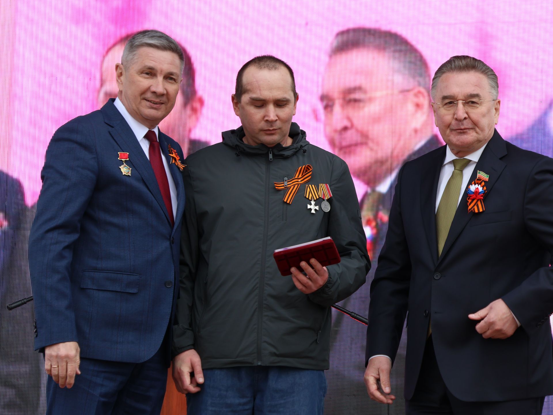 Җиңү килде җирне нурга күмеп, Шатлык белән күзне чылатып!