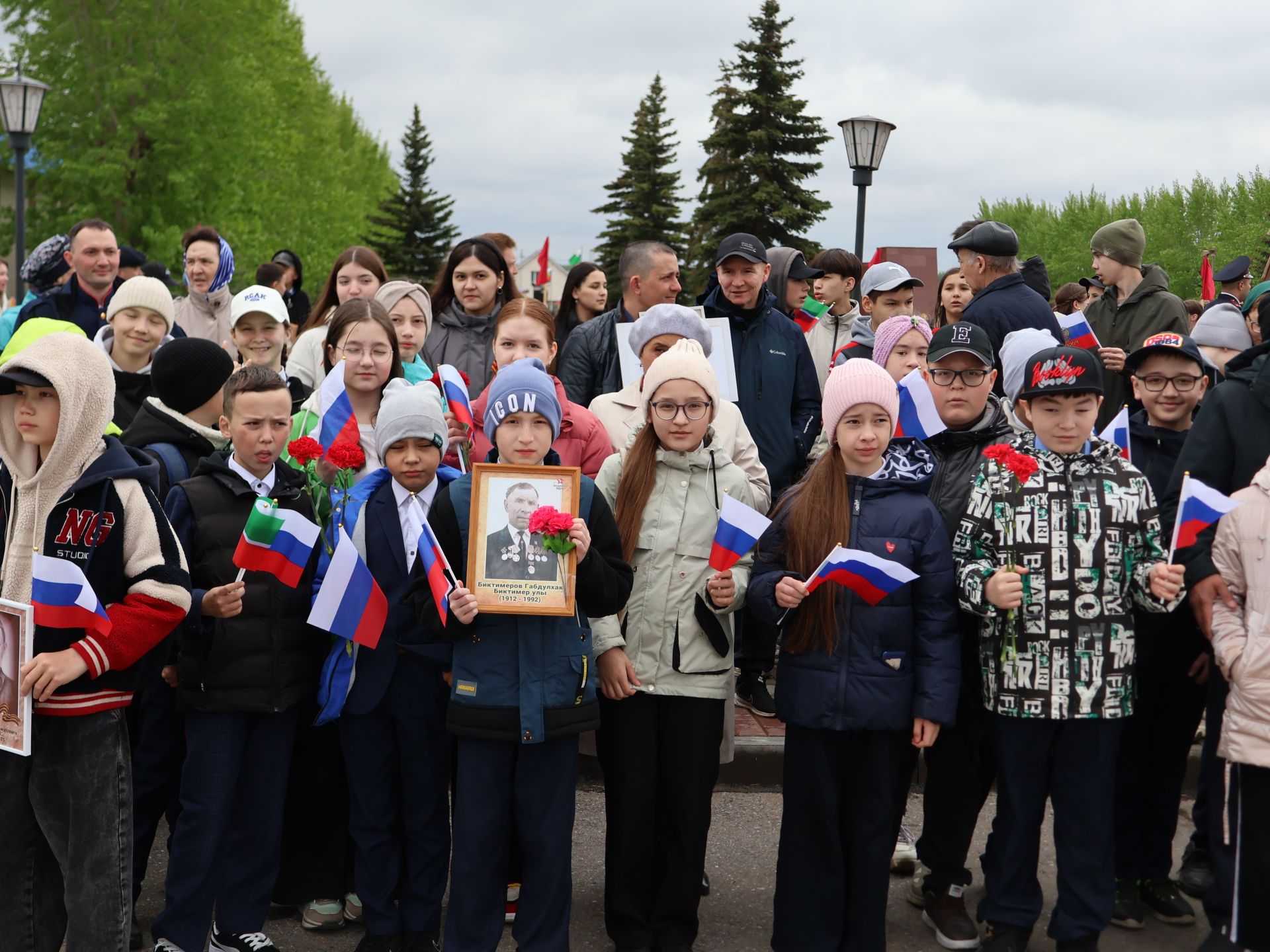 Җиңү килде җирне нурга күмеп, Шатлык белән күзне чылатып!