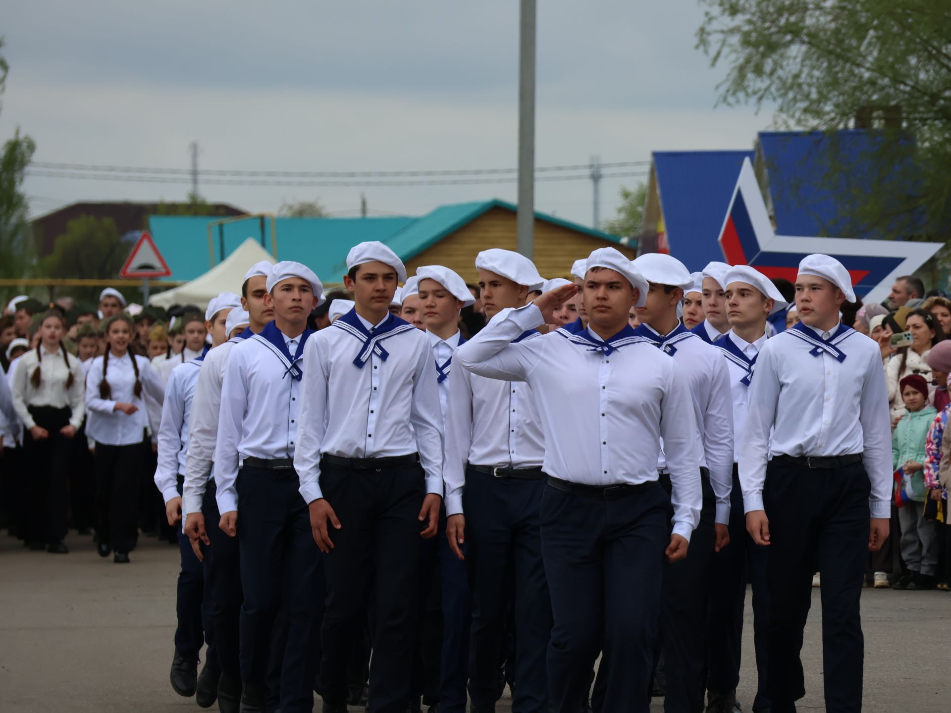 Җиңү килде җирне нурга күмеп, Шатлык белән күзне чылатып!