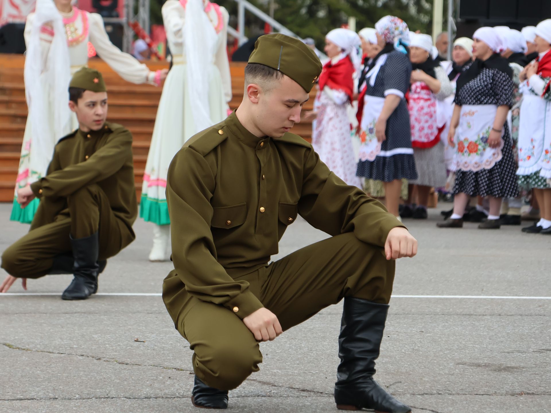 Җиңү килде җирне нурга күмеп, Шатлык белән күзне чылатып!