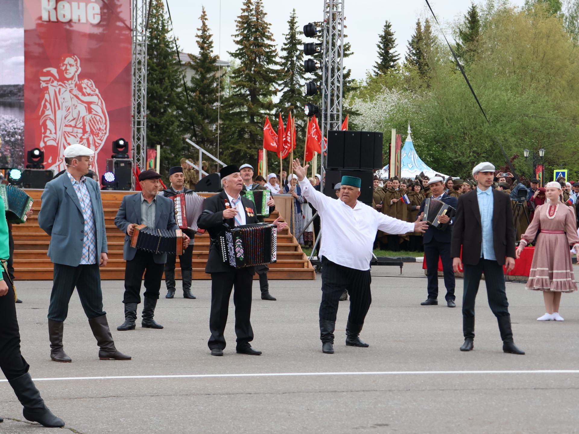 Җиңү килде җирне нурга күмеп, Шатлык белән күзне чылатып!