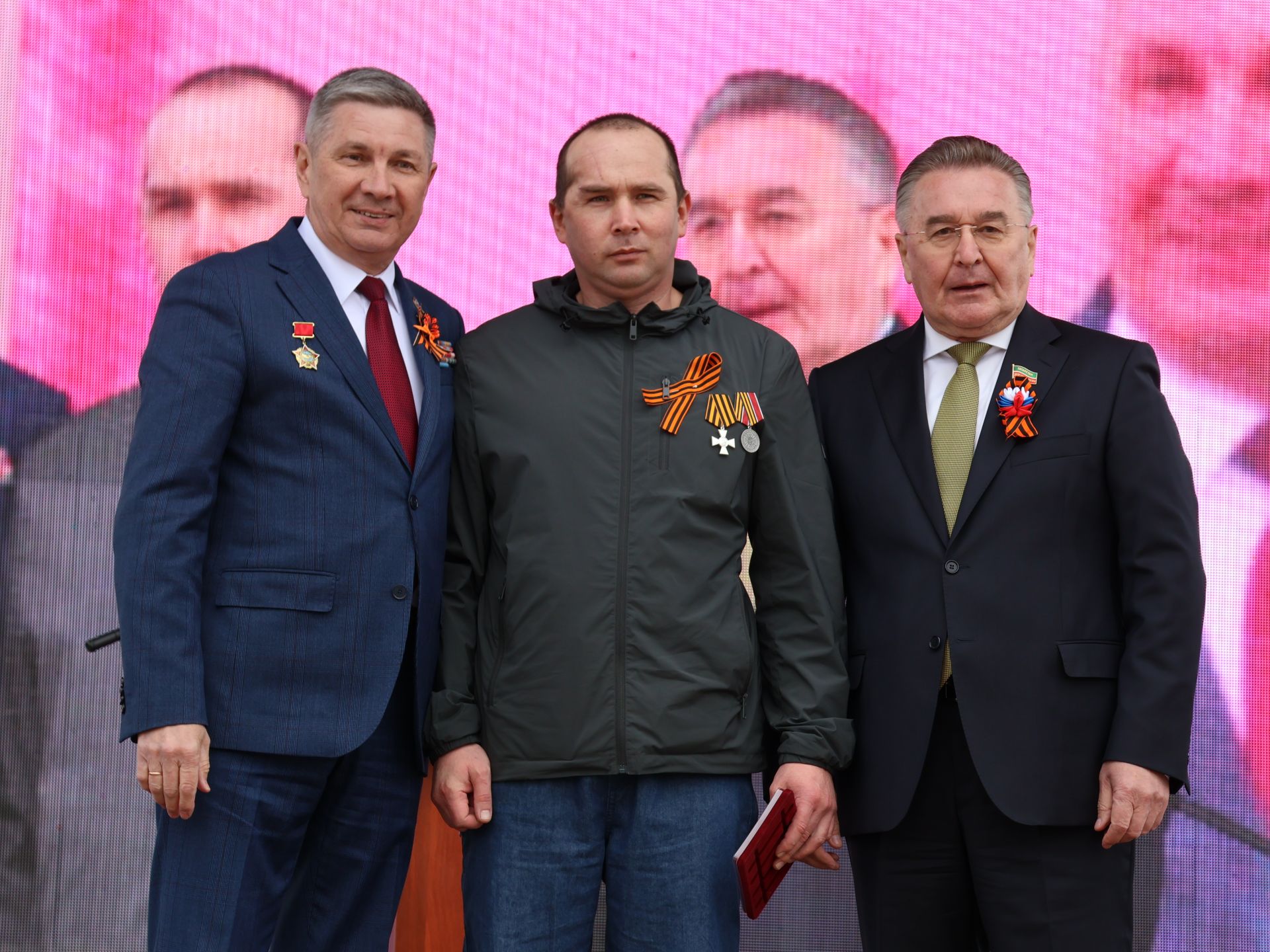 Җиңү килде җирне нурга күмеп, Шатлык белән күзне чылатып!