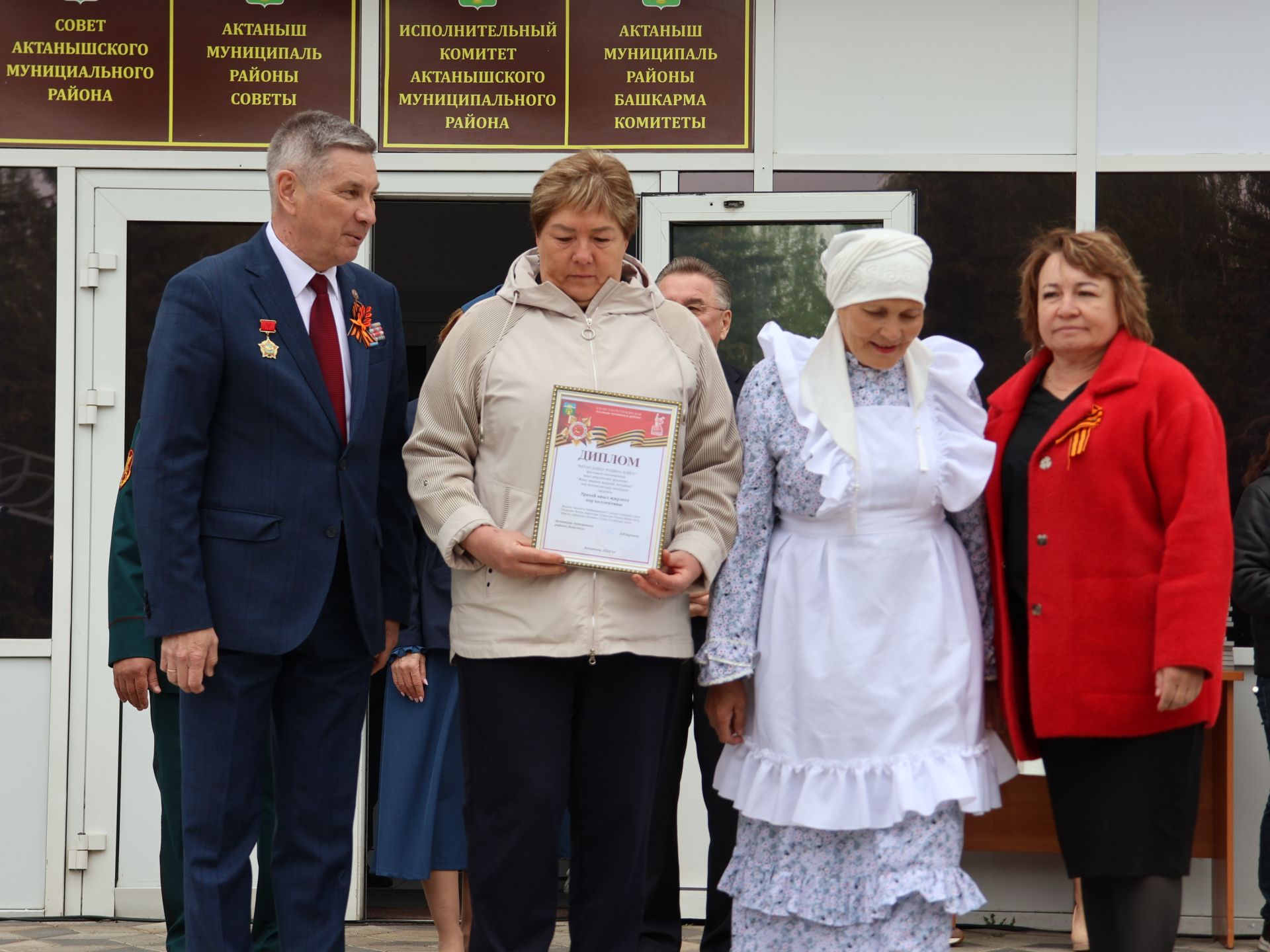 Җиңү килде җирне нурга күмеп, Шатлык белән күзне чылатып!