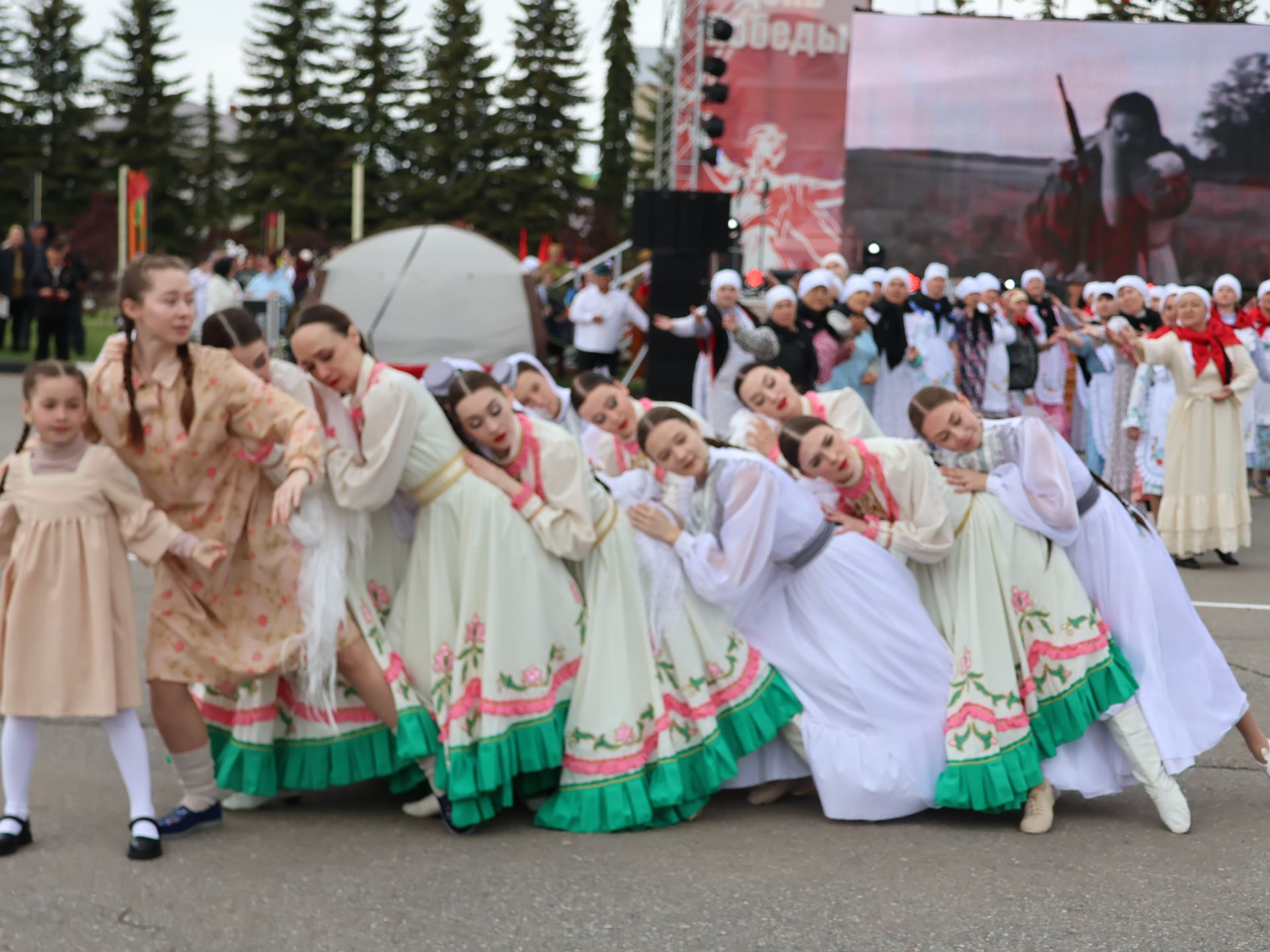 Җиңү килде җирне нурга күмеп, Шатлык белән күзне чылатып!